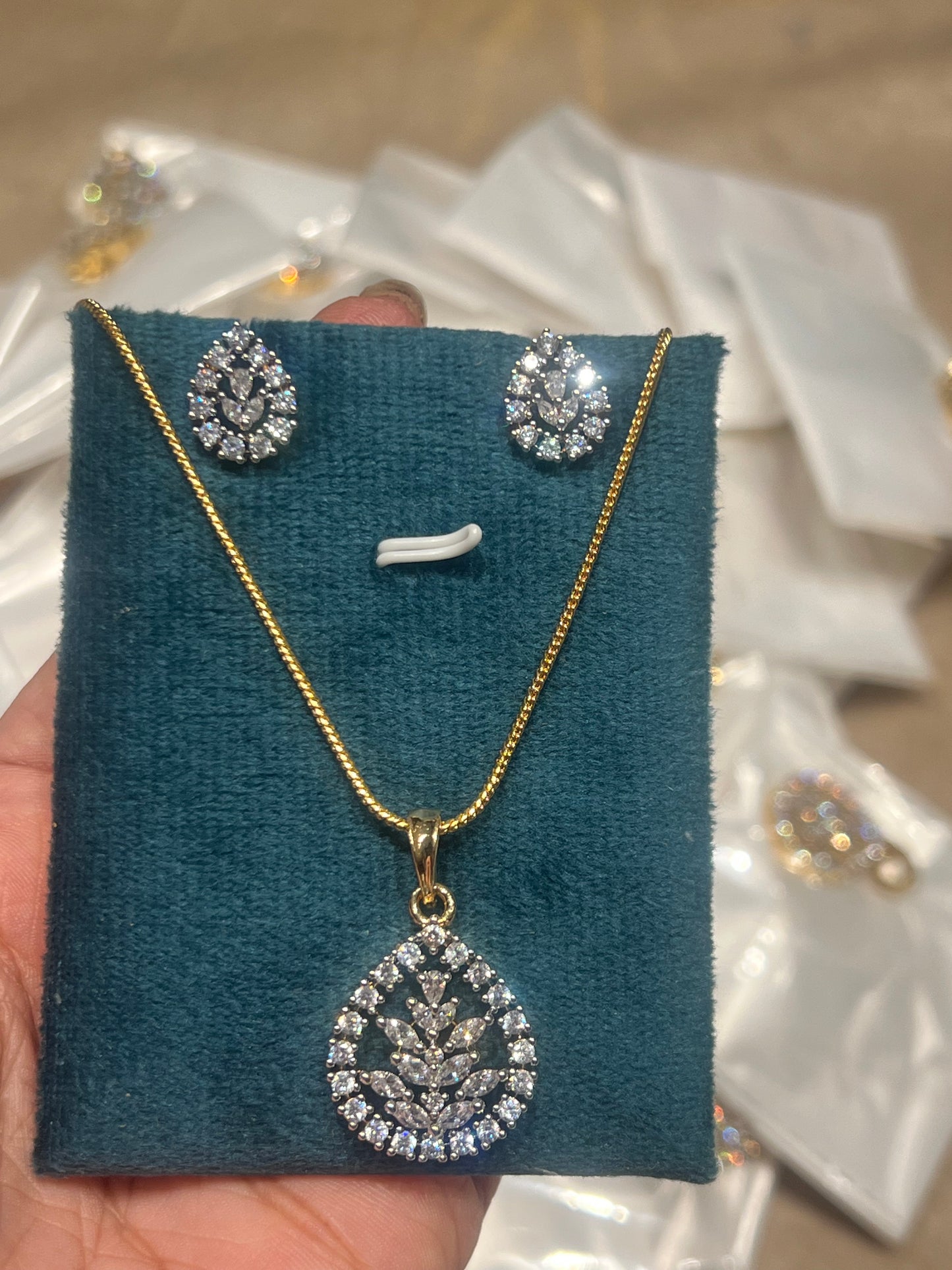 Premium diamond finish pendant set with 8pidi chain product code D356