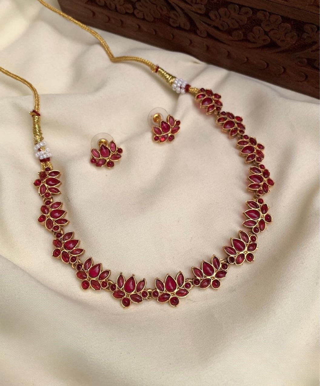 Trending kemp lotus choker set