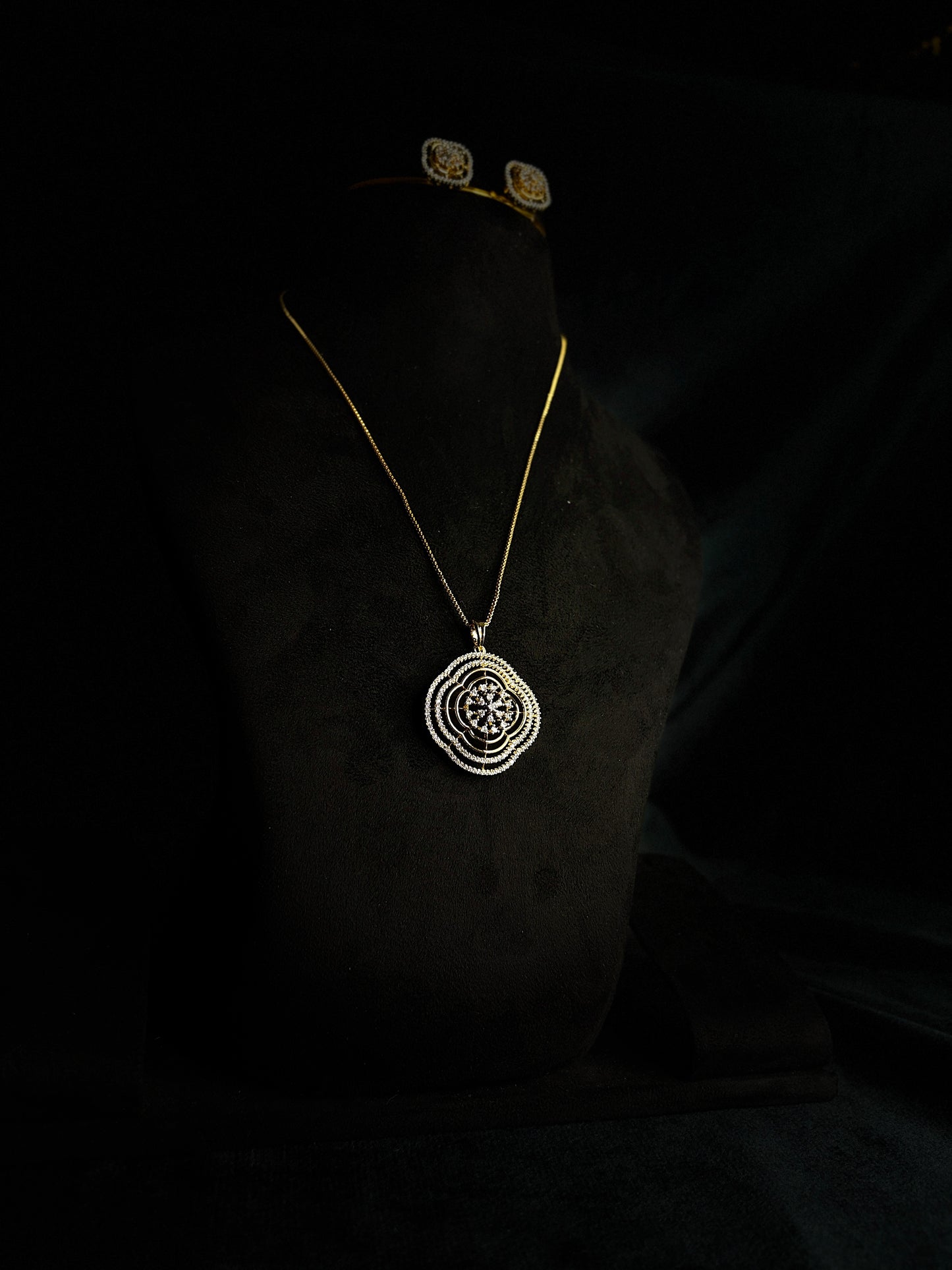Premium diamond finish pendant set with chain product code D365