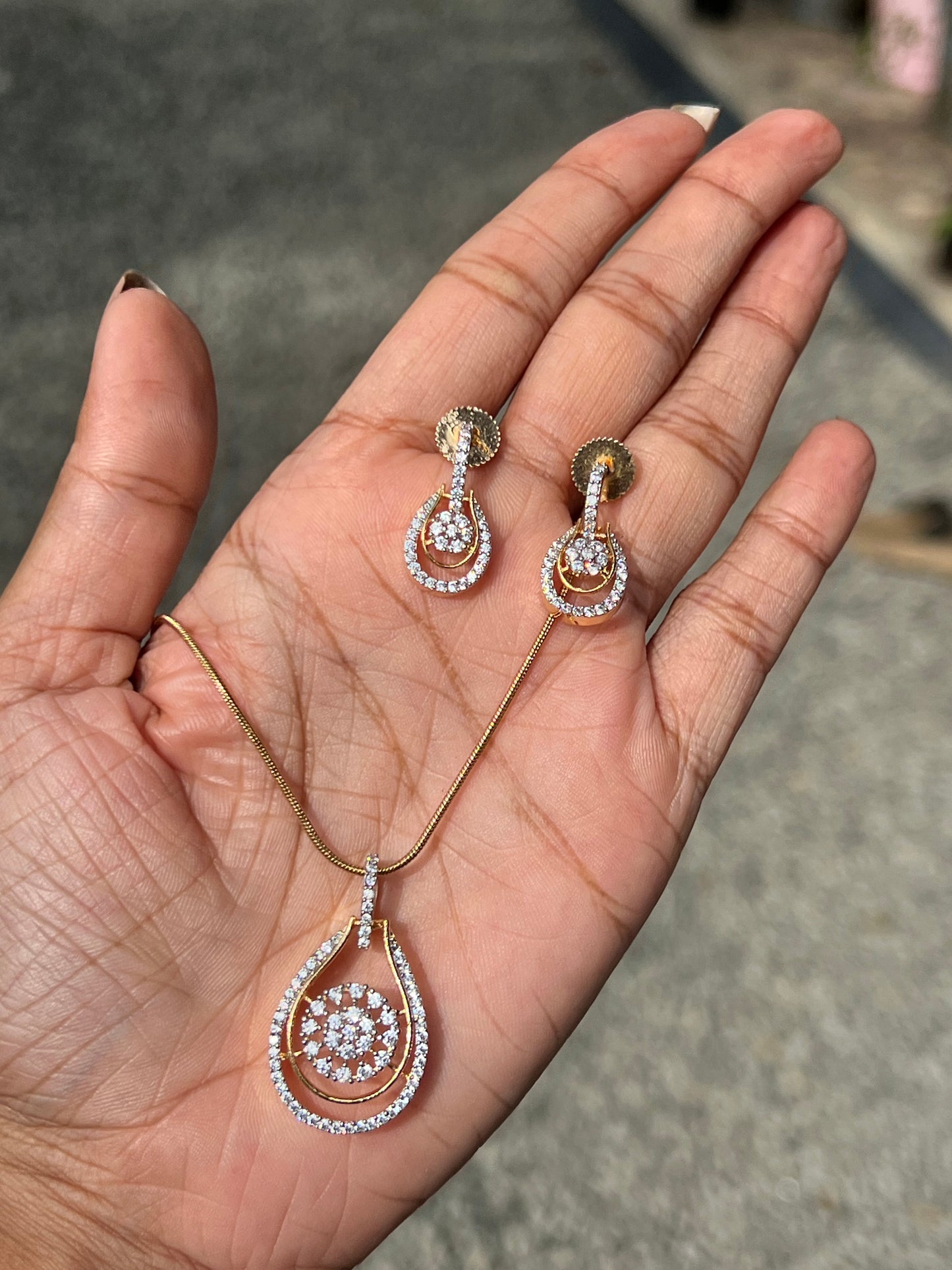 Premium diamond finish pendant set with chain product code D22
