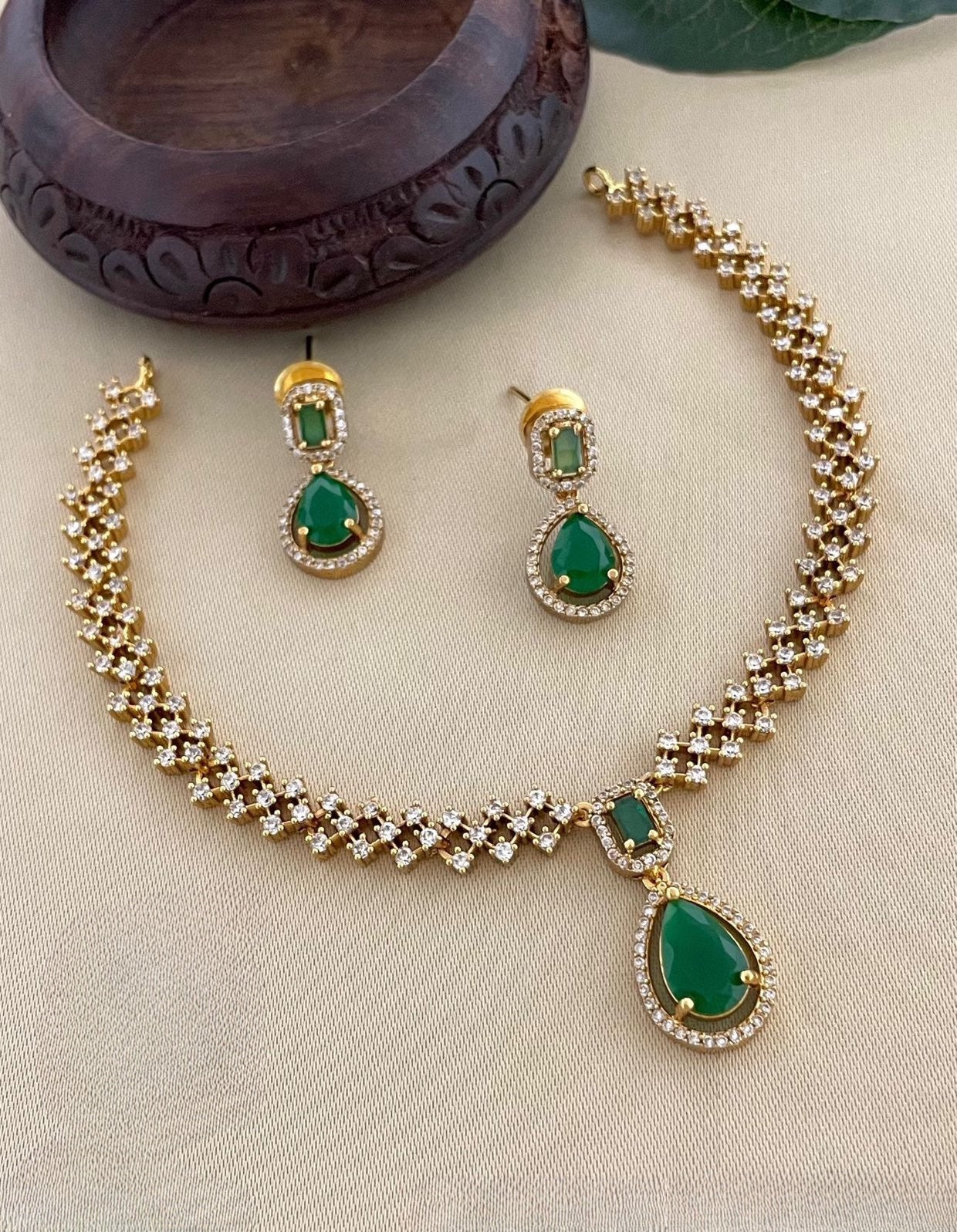 Premium trending ad stone necklace product code 83