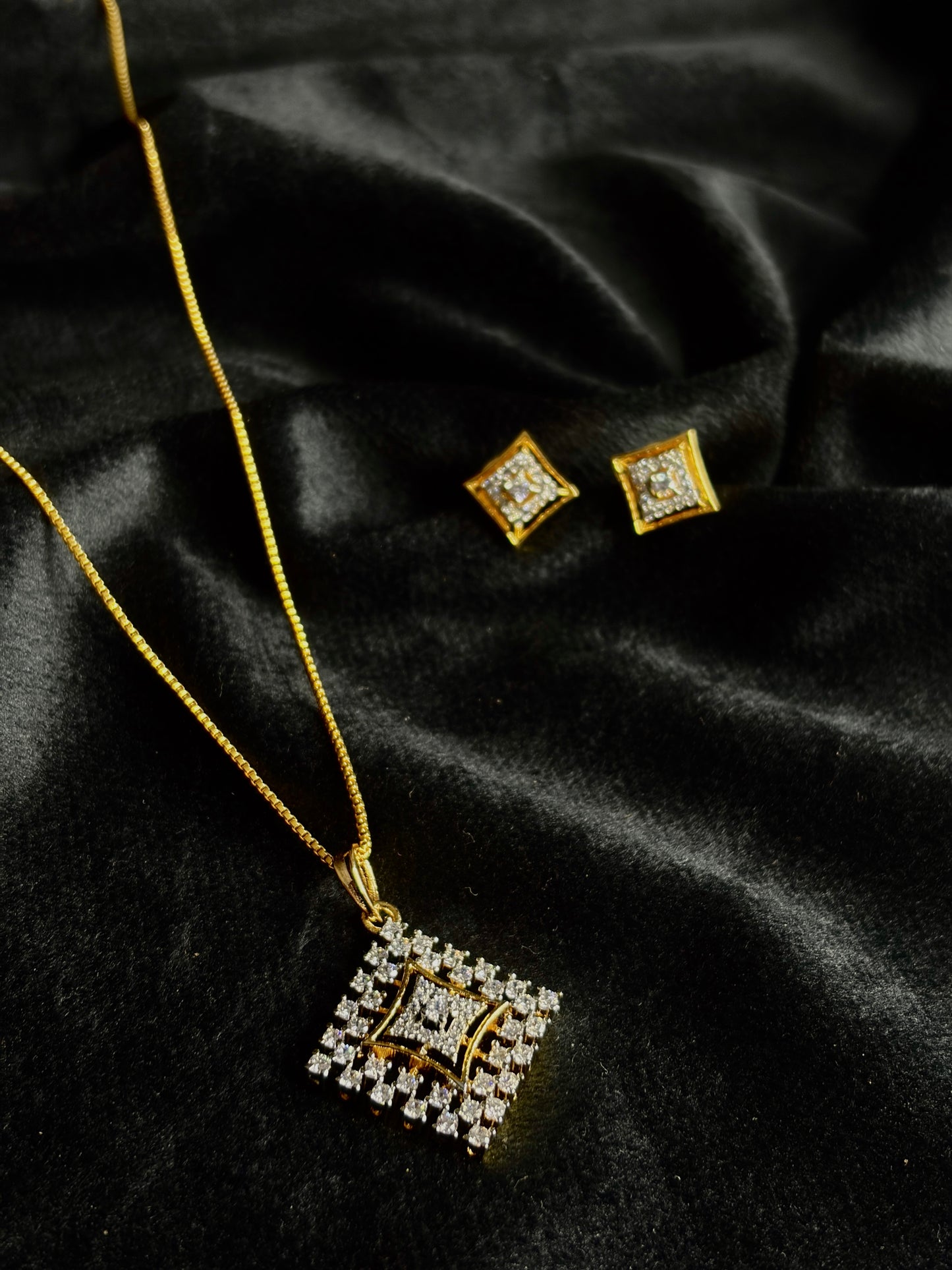 Premium diamond finish pendant set with chain product code D363