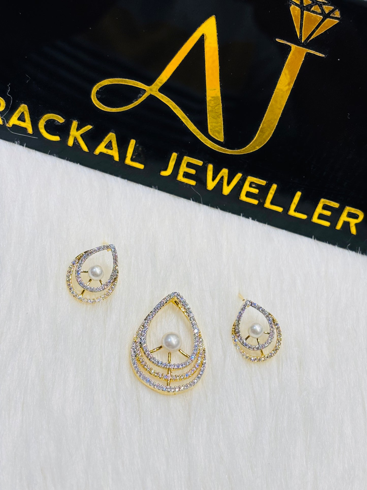Premium quality micro gold plated daimond replica pendant set product code N255