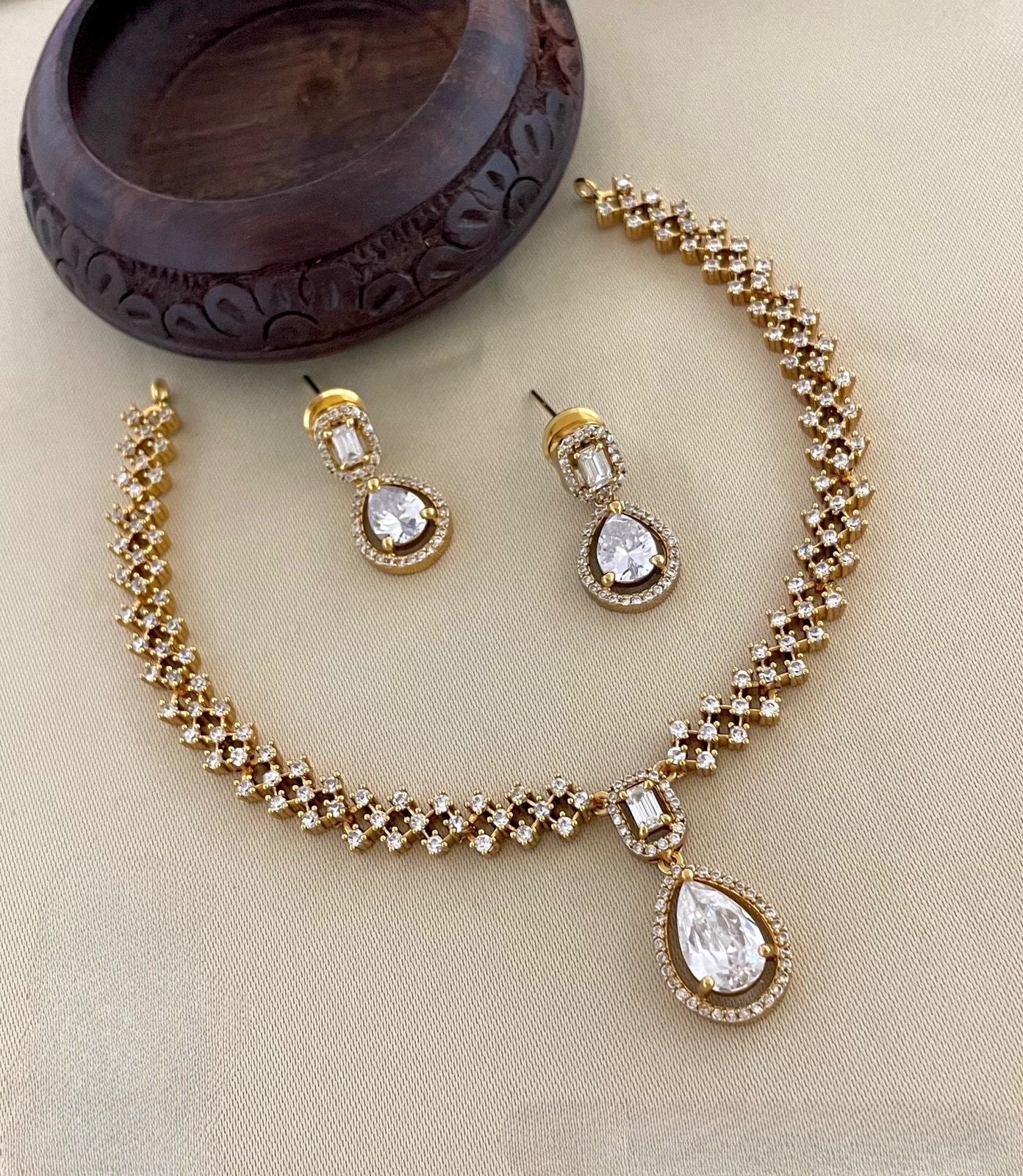 Premium trending ad stone necklace product code 83
