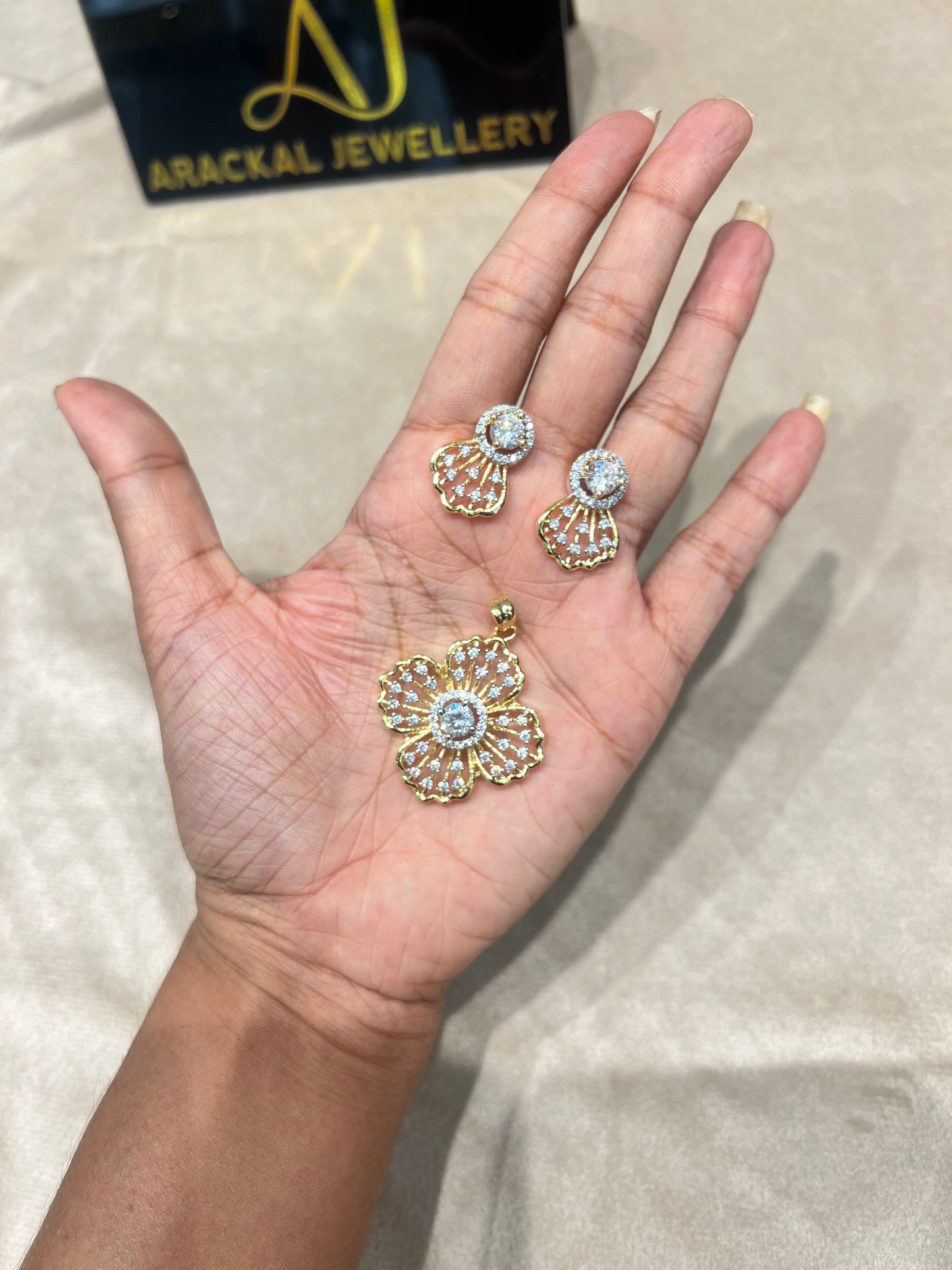 Premium diamond finish pendant set product code D301