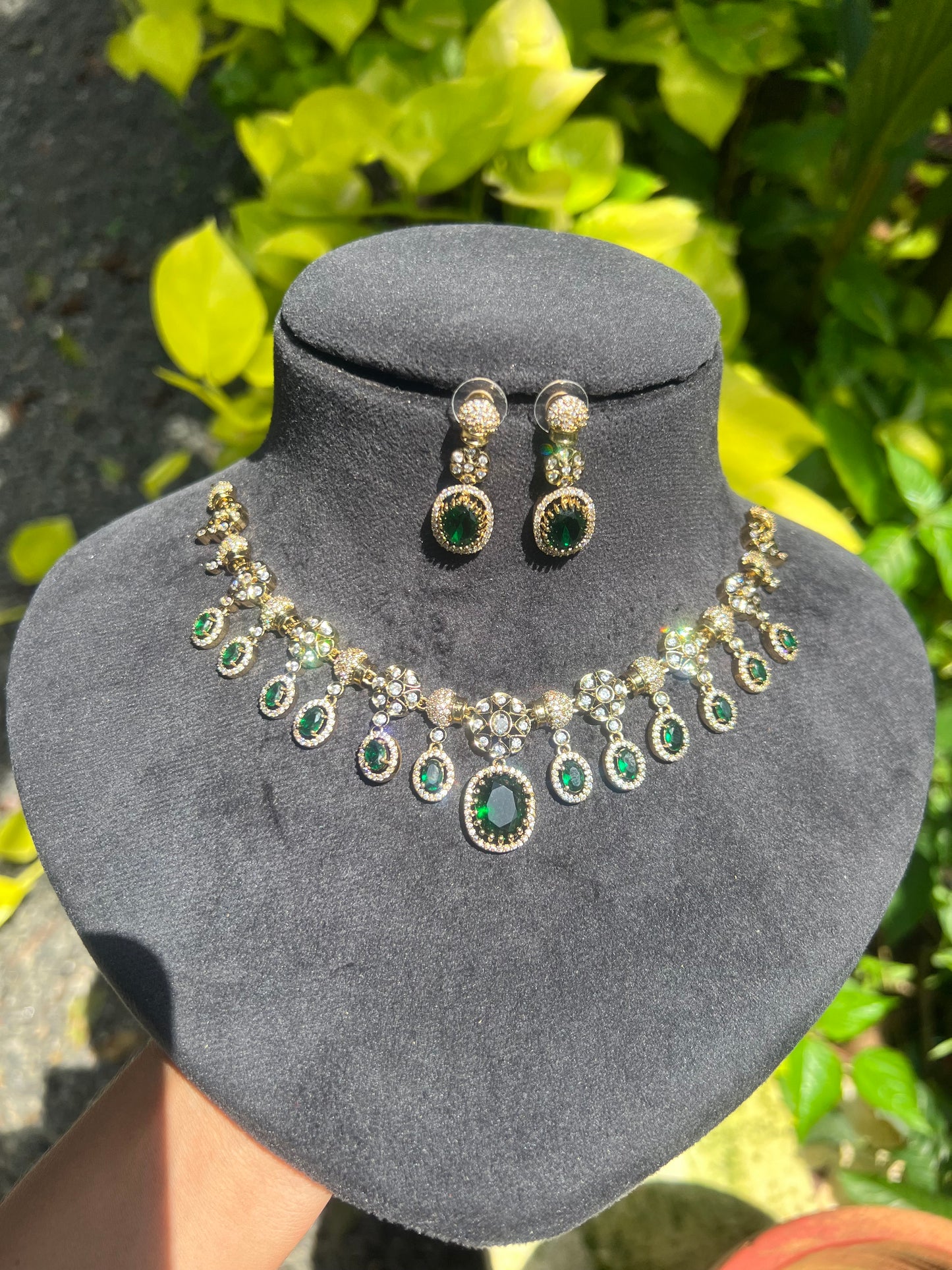 Premium emerald green mehandi polish bridal necklace code 1500