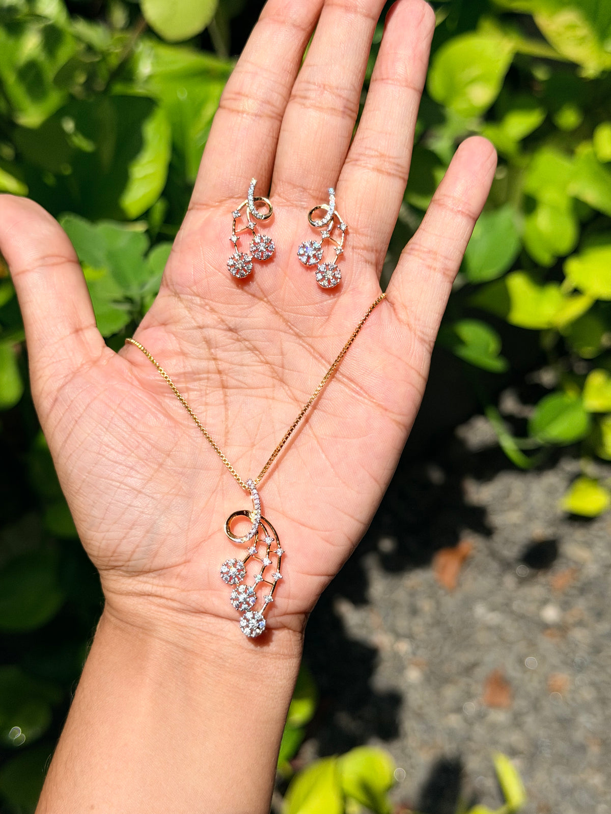 Premium diamond finish pendant set with chain product code D434