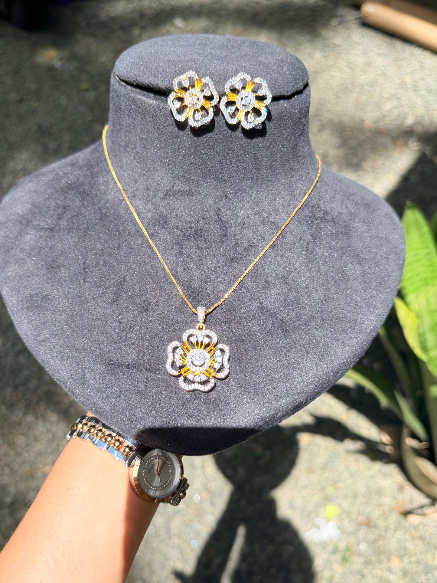 Premium diamond finish pendant with chain product code D396