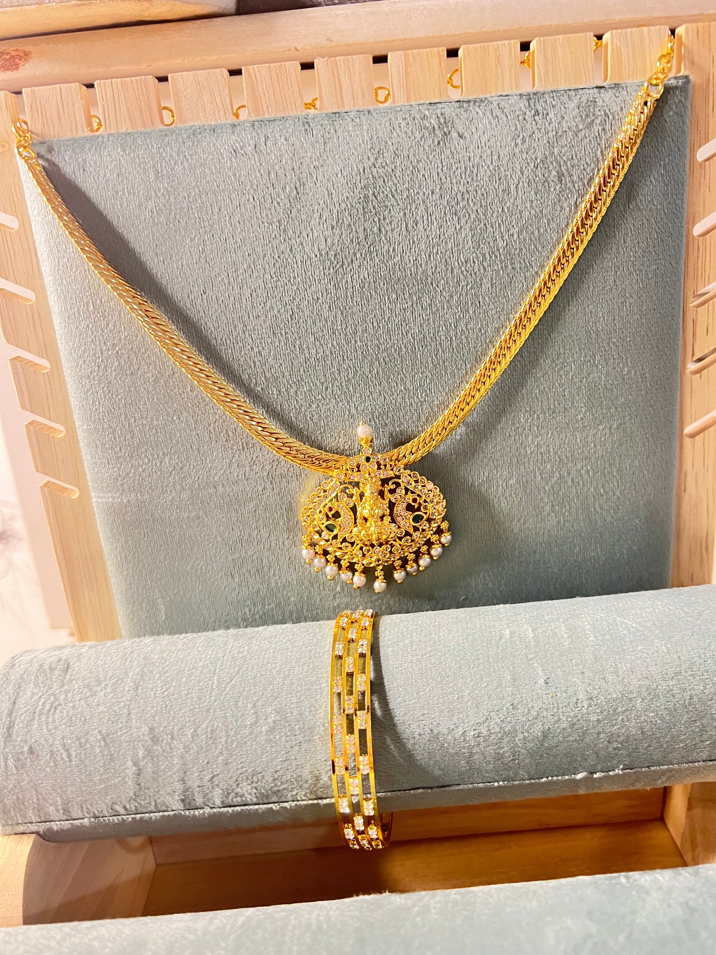 Gold plated necklace with bangle 2.6