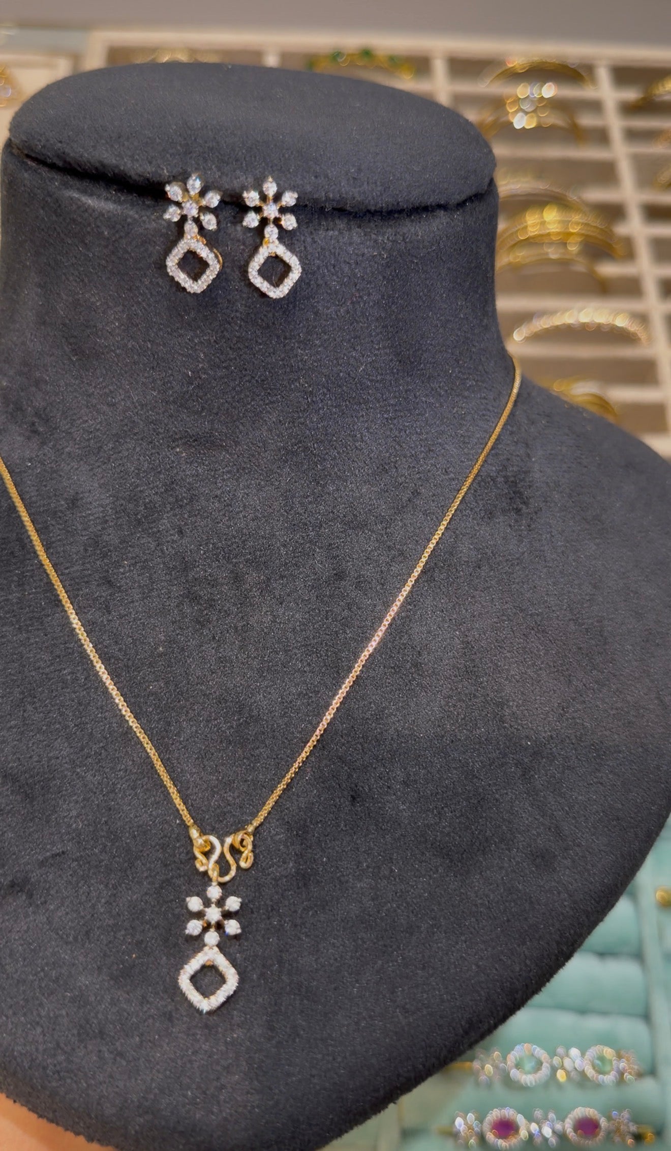 premium diamond finish pendant with chain product code D380