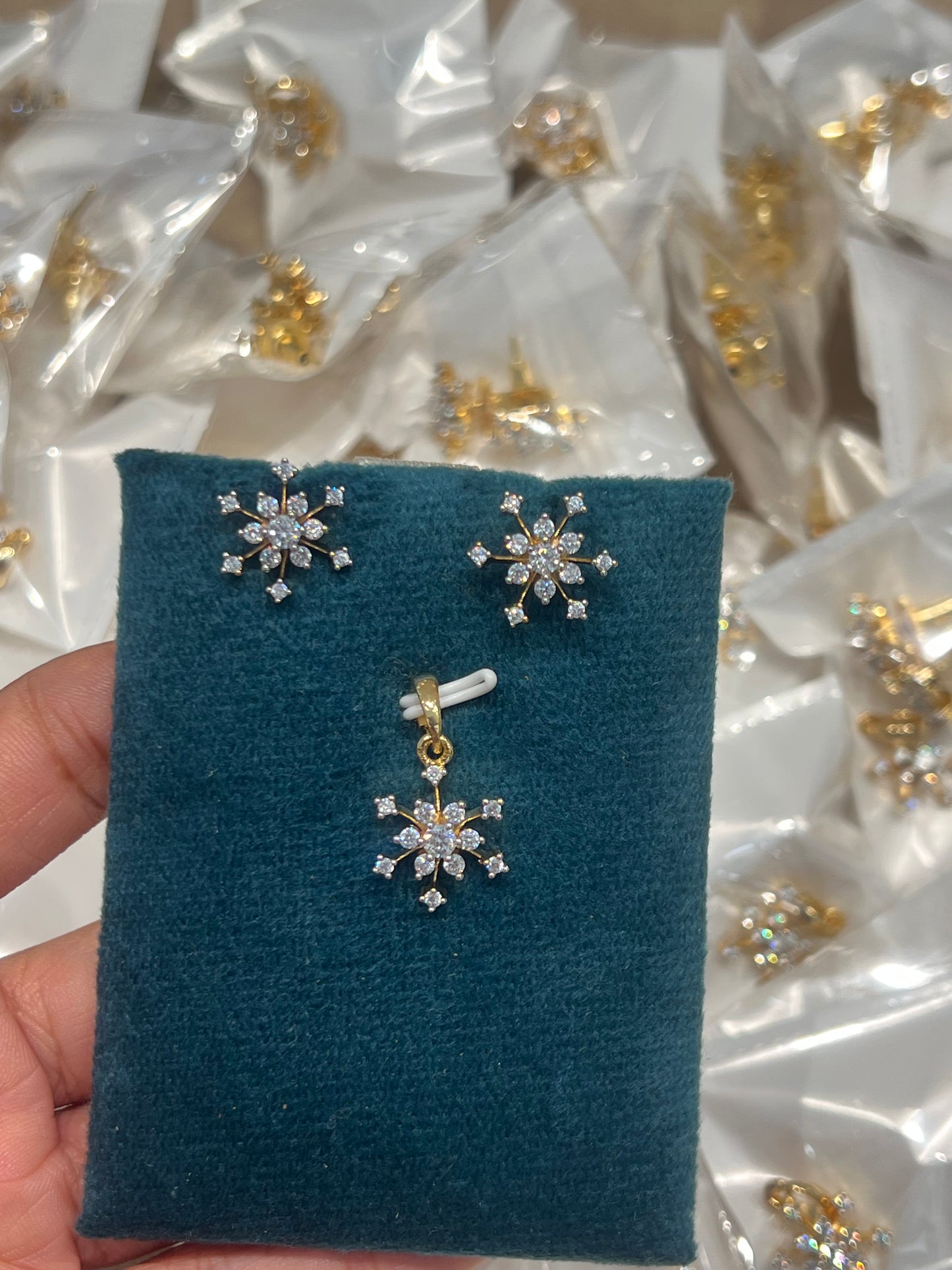 Premium diamond finish pendant set product code D379