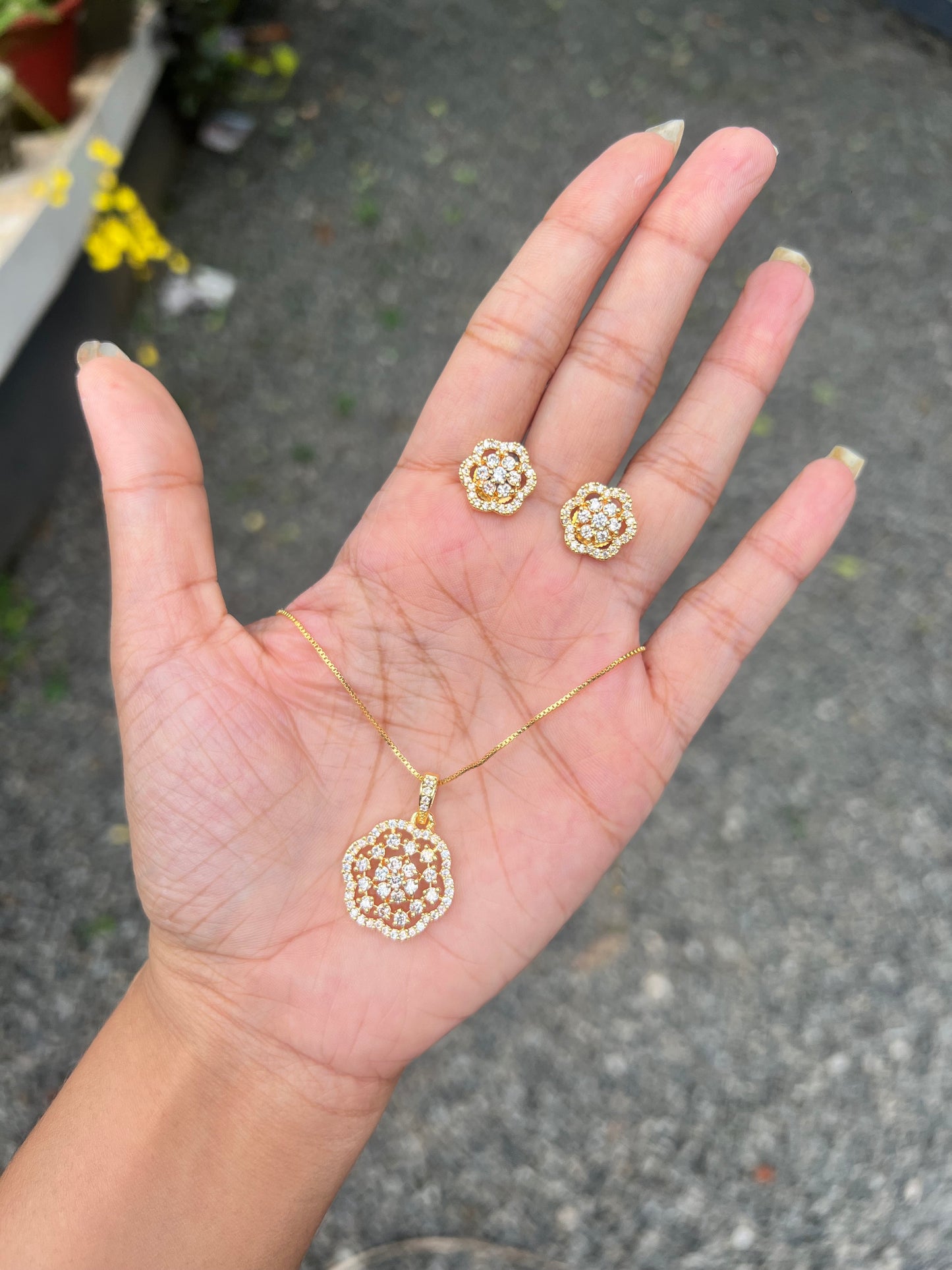 Premium gold plated pendant set with gold plated chain product code G83