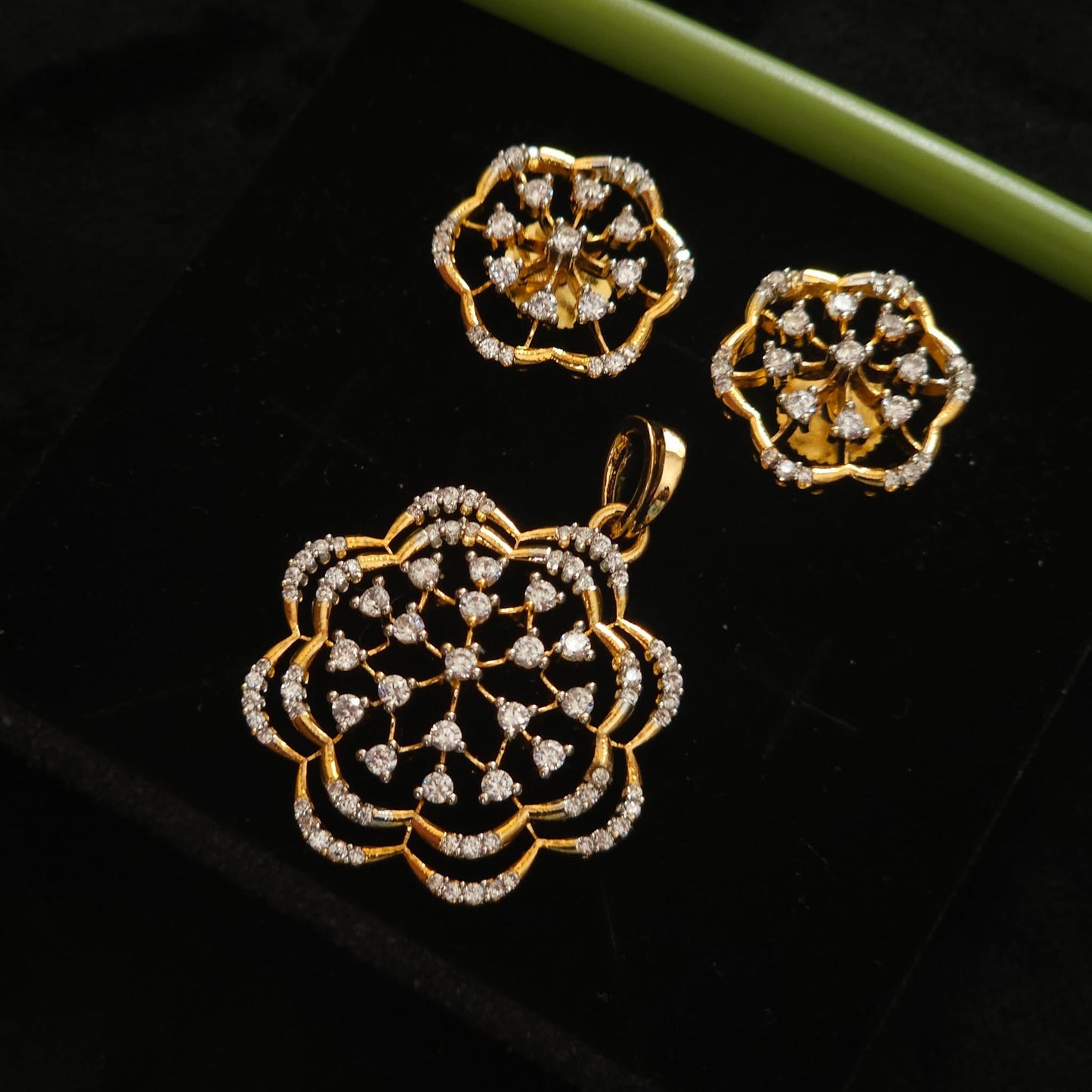 Premium daimond finish zircon pendant set product code 129
