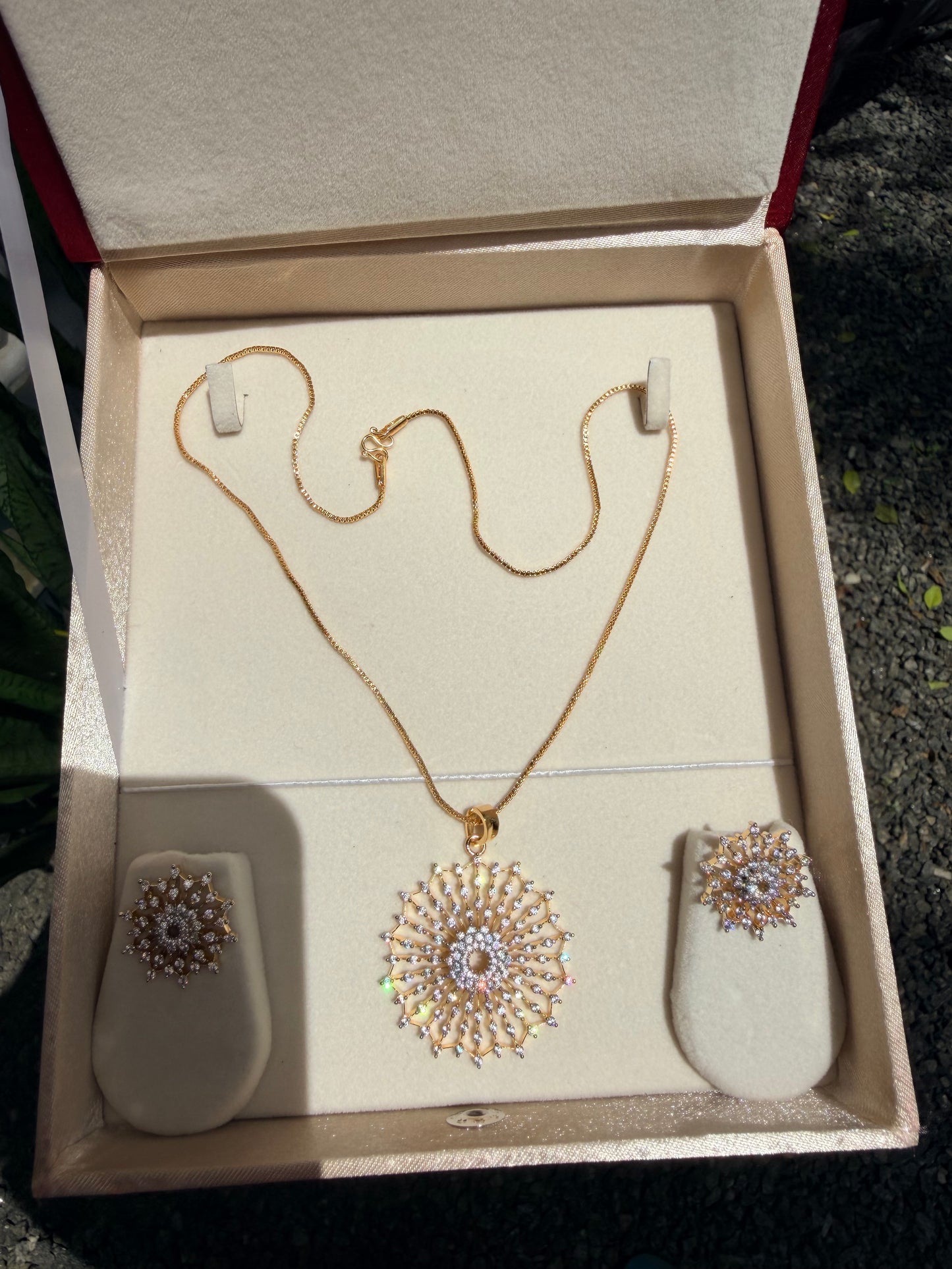 Premium diamond finish pendant set product code D385