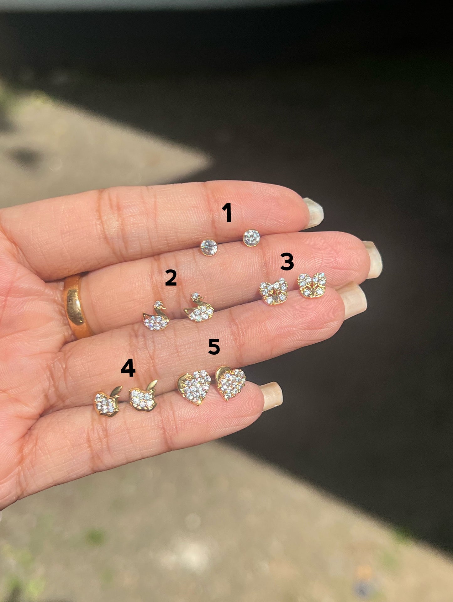 Premium gold plated ad daily wear second studs with screw back product code E83