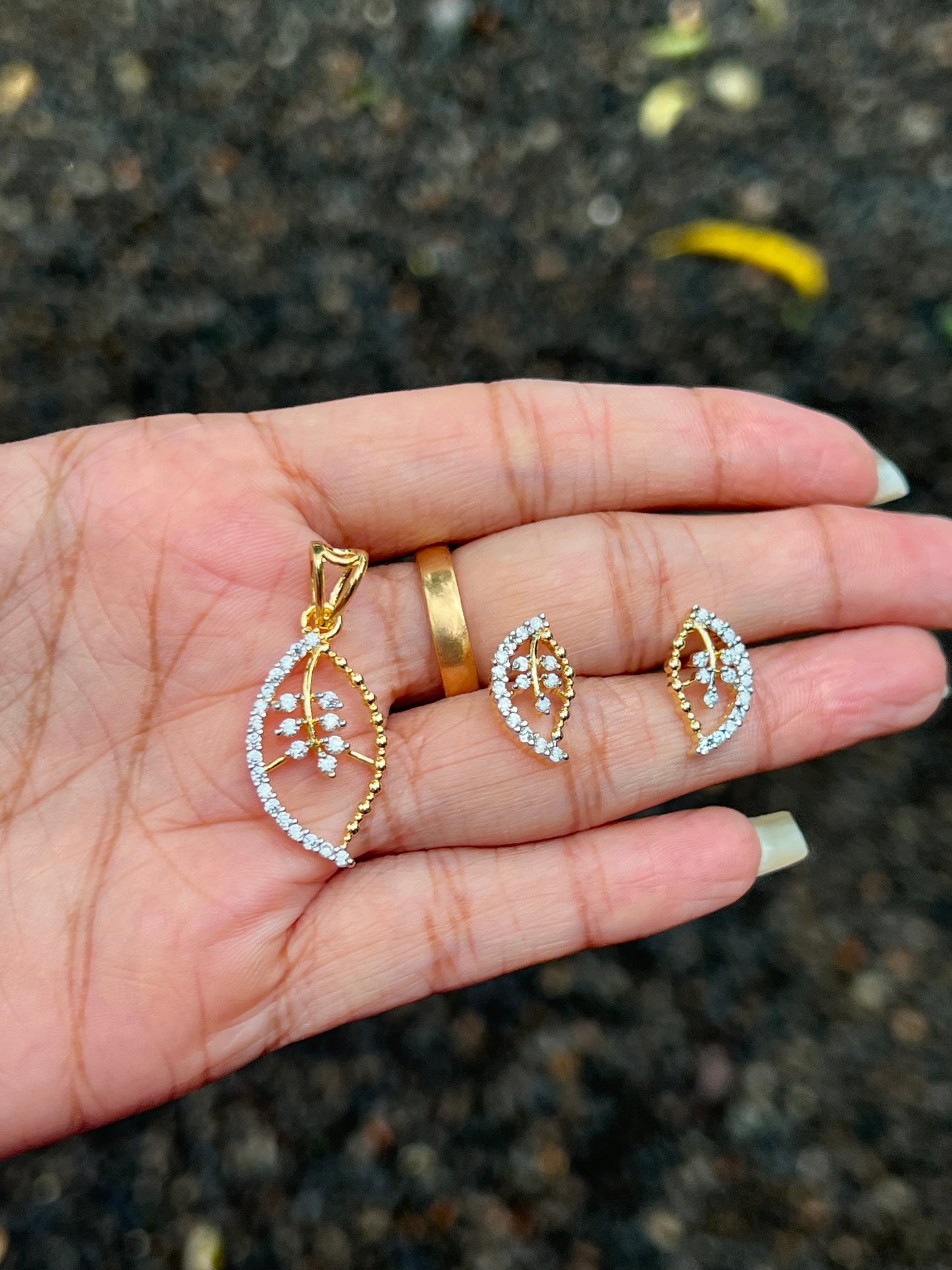 Premium daimond finish leaf pendant product code 10