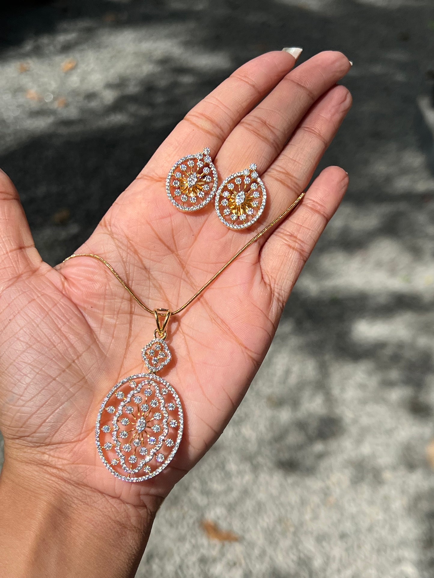 Premium quality diamond finish pendant set with chain product code D16