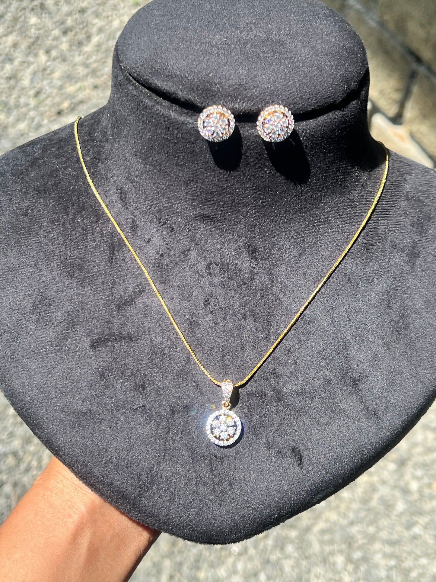 Premium party wear diamond finish pendant set with 8pidichain product Code D282