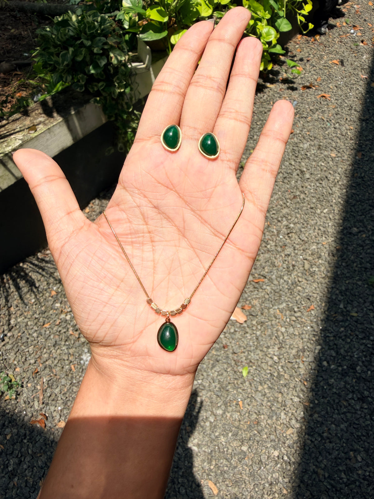 Premium anti tarnish stainless steel green pendant necklace with stud Product code AT27
