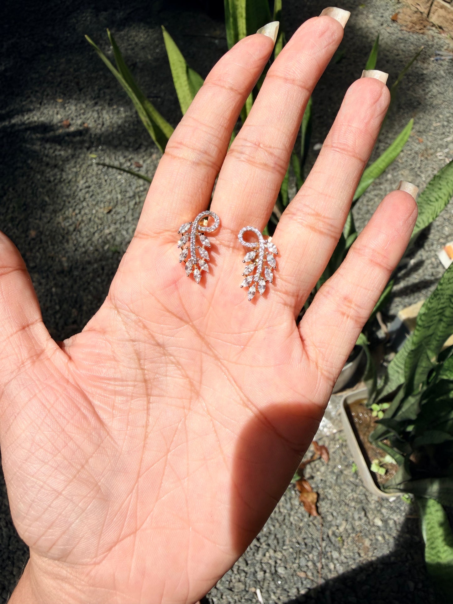 Premium diamond finish leaf stud Product code E226