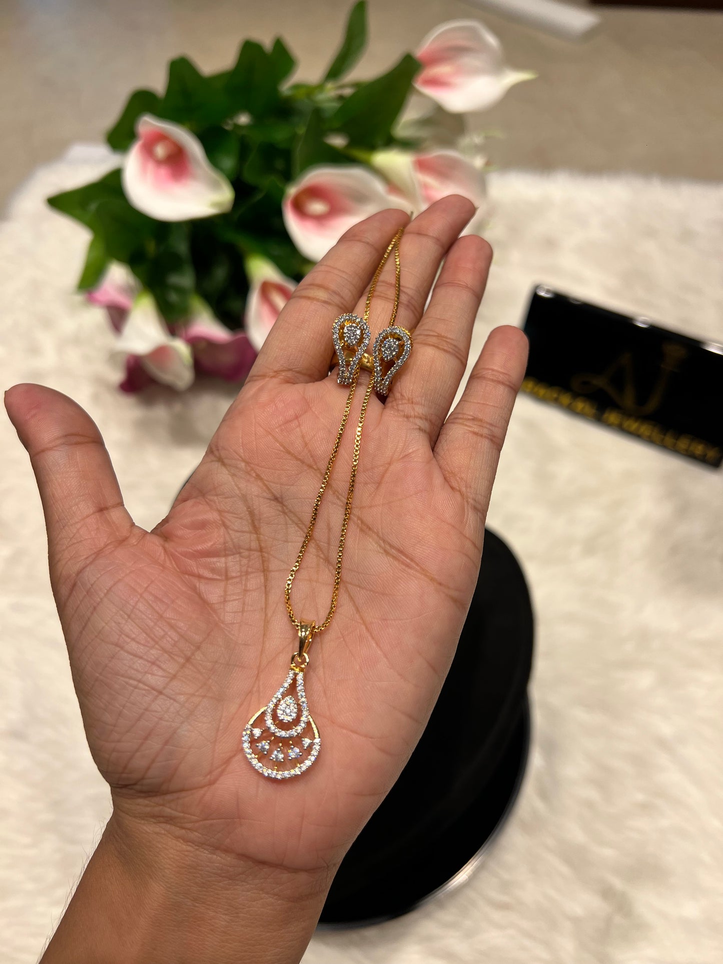 Premium Daimond finish pendant set with chain product code N380