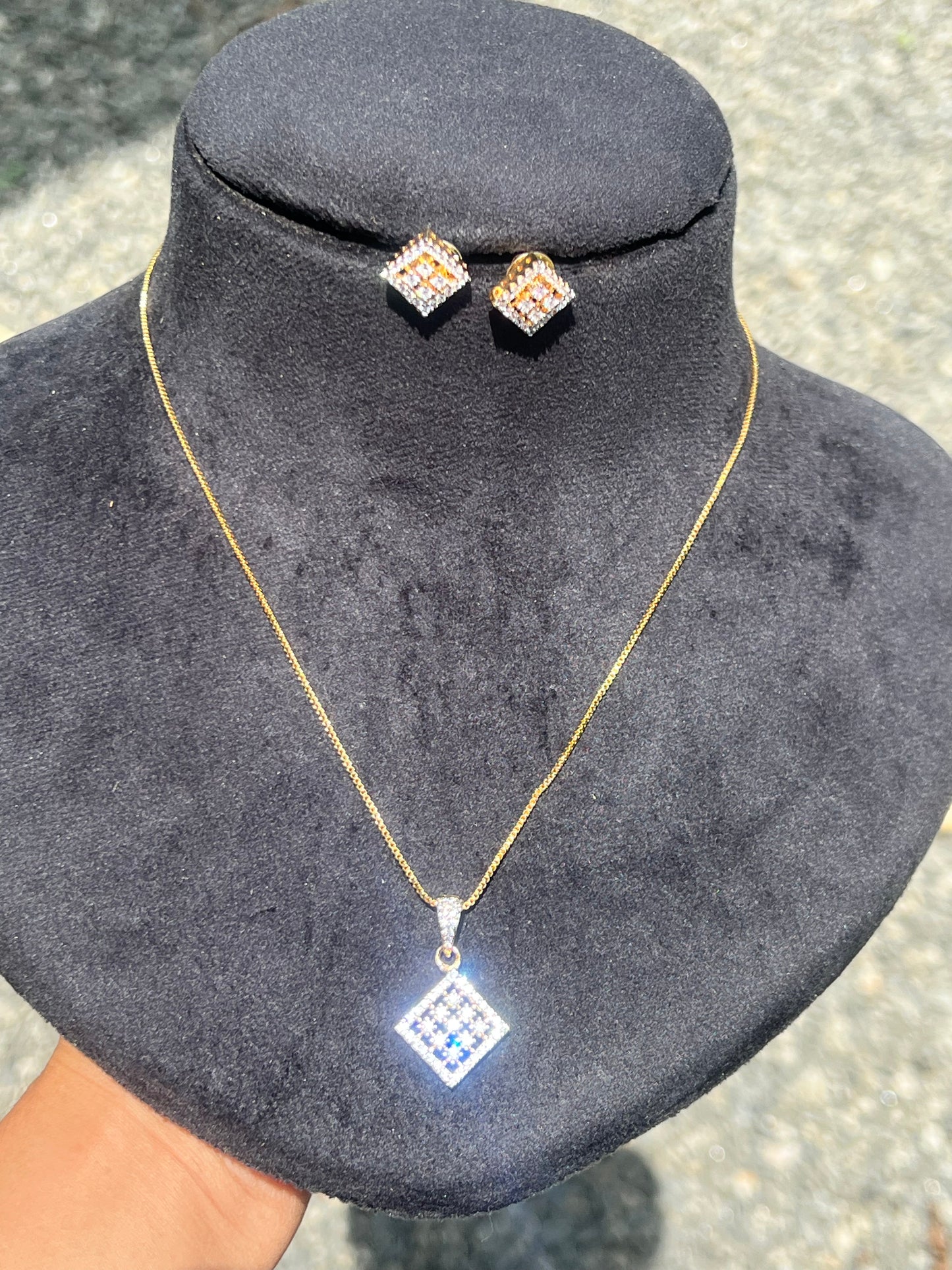 Premium diamond finish party wear pendant set with 6pidi chain product code D284