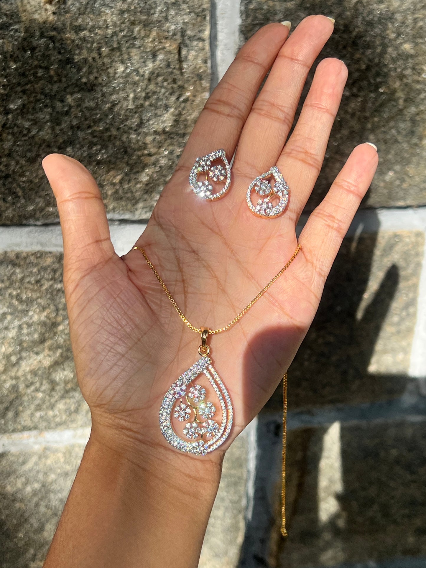 Premium diamond finish pendant set with chain product code D324