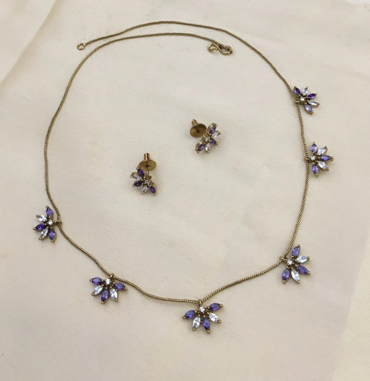 Premium chain with cute half flowers necklace set product code 1032