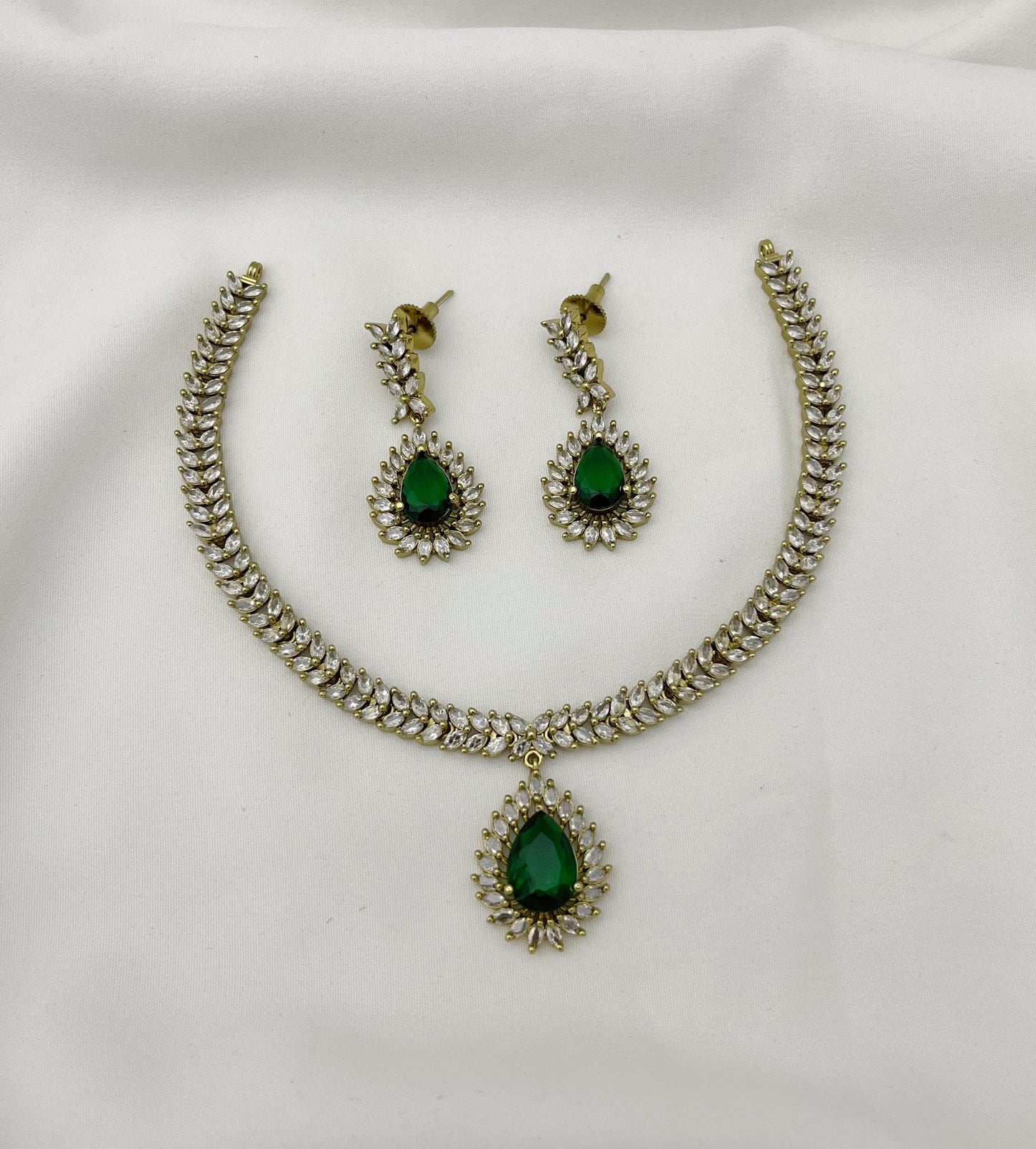 Ad premium leaf emerald green pendant necklace