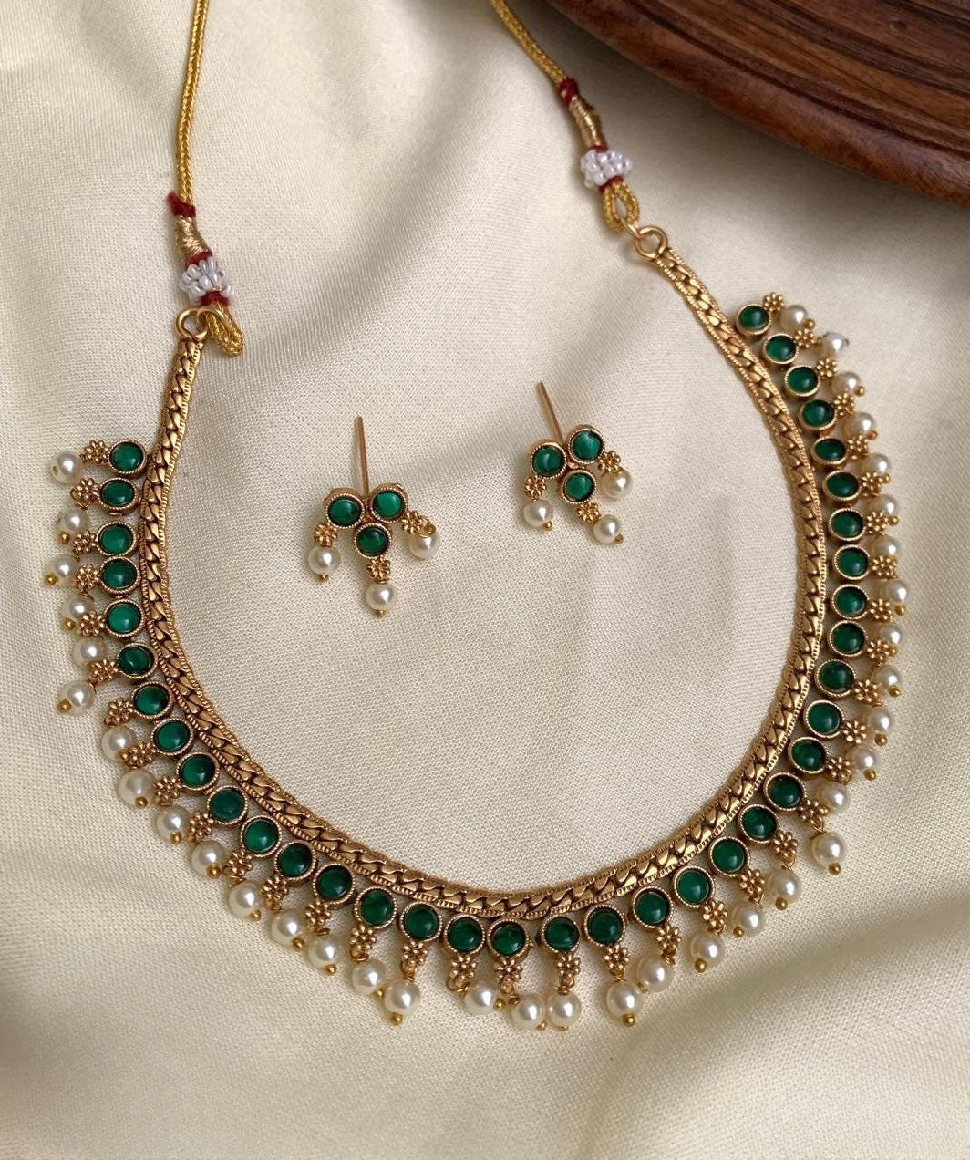 Premium matte finish kemp stone pearl hanging necklace product code 25
