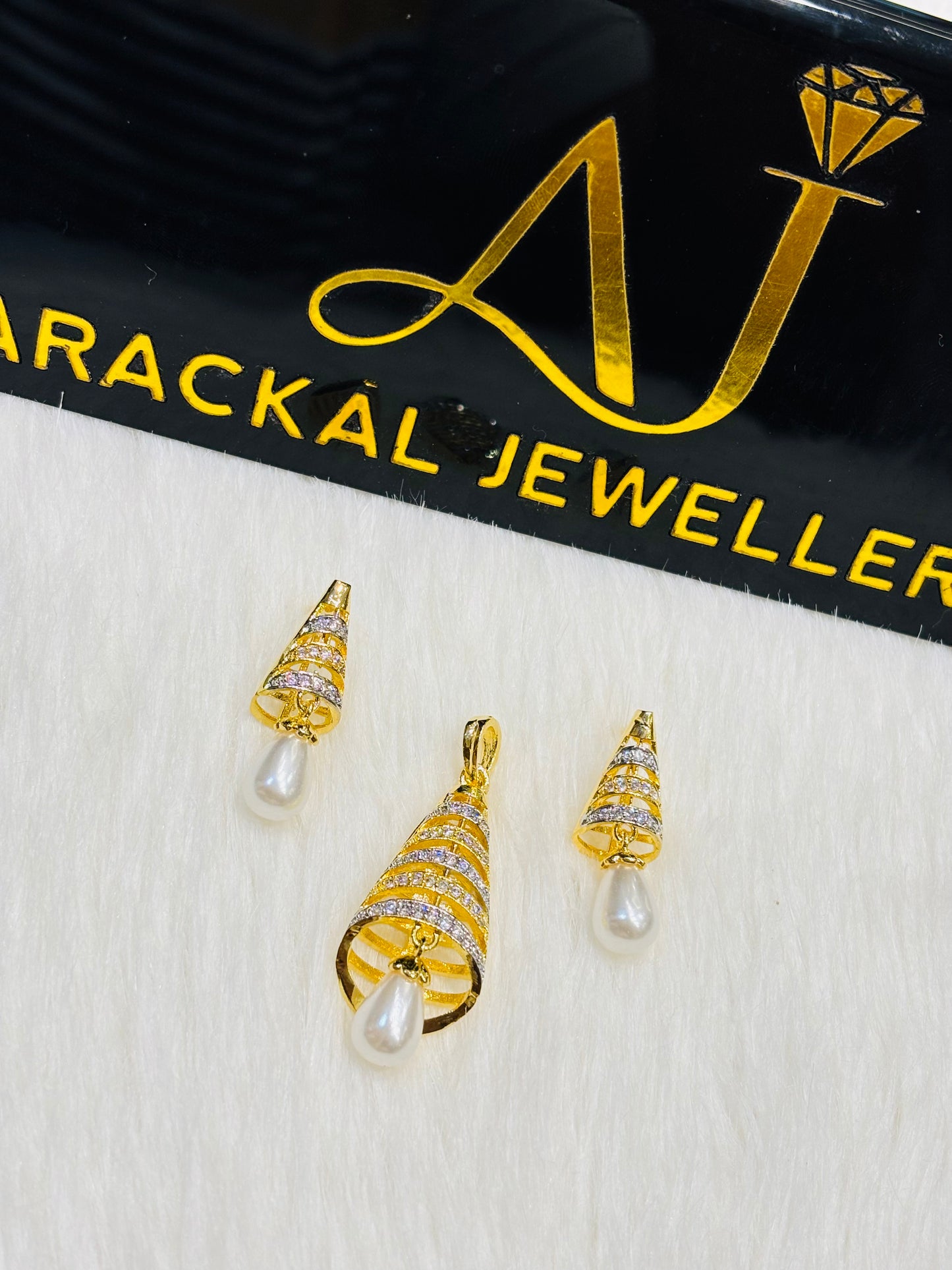 Premium quality micro gold plated daimond replica pendant set product code N255