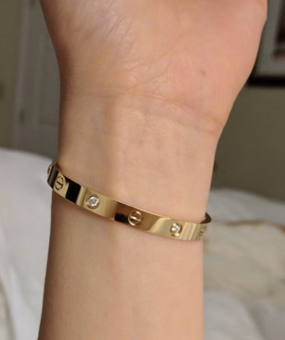 Stone studded cuff bracelet (2.2,2.4)