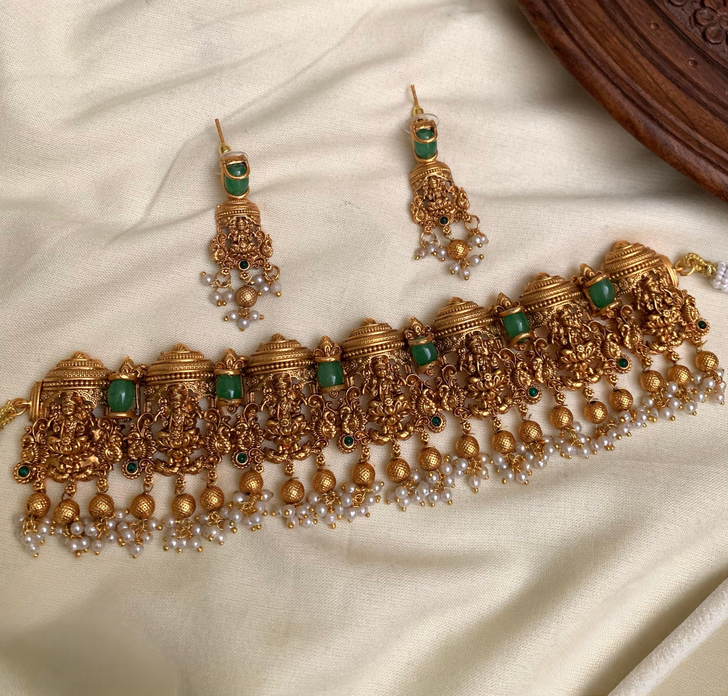 Premium matt finish pretty temple finish lakshmi bridal choker set product code 401
