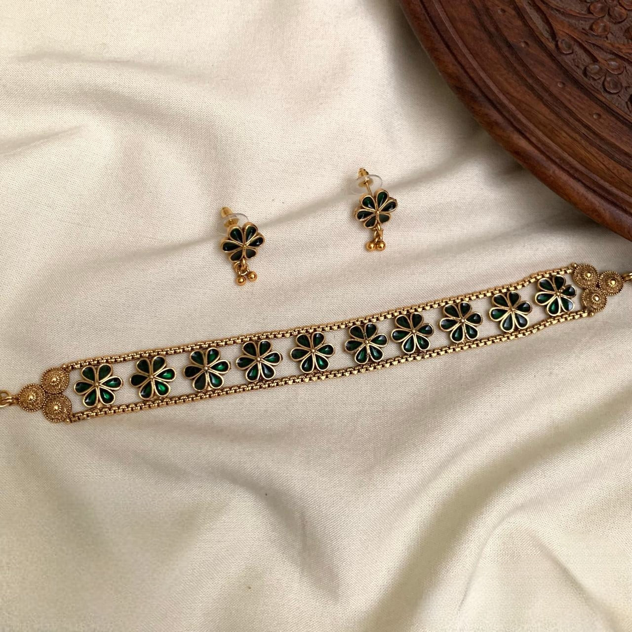 Trending simple flower choker set product code 382