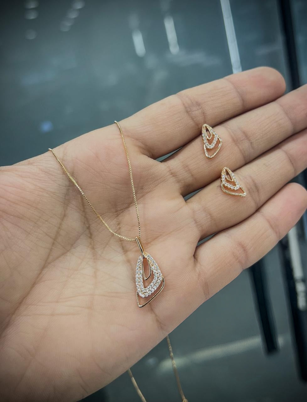 Budget friendly rosegold polish pendant set with chain product code T81