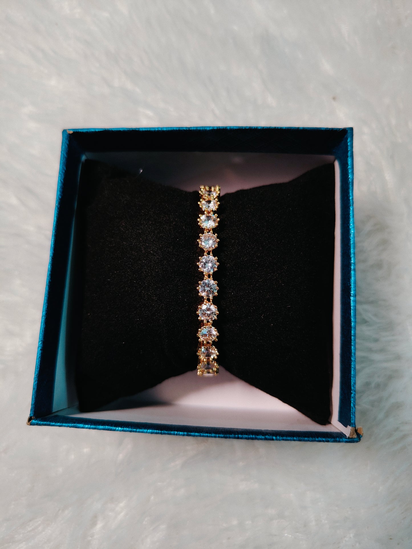 Stylish round stone Gold plated openable bracelet product code B12
