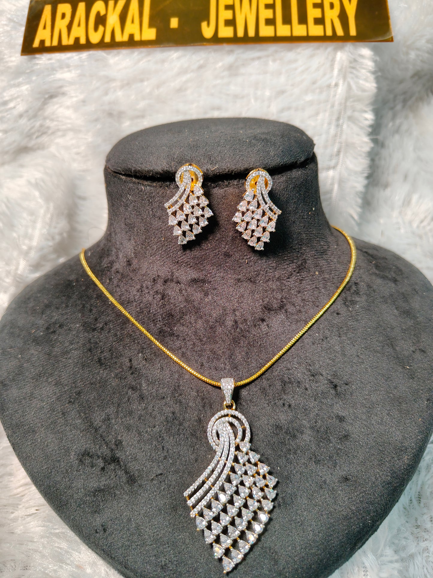 Premium daimond finish pendant set with chain product code 006