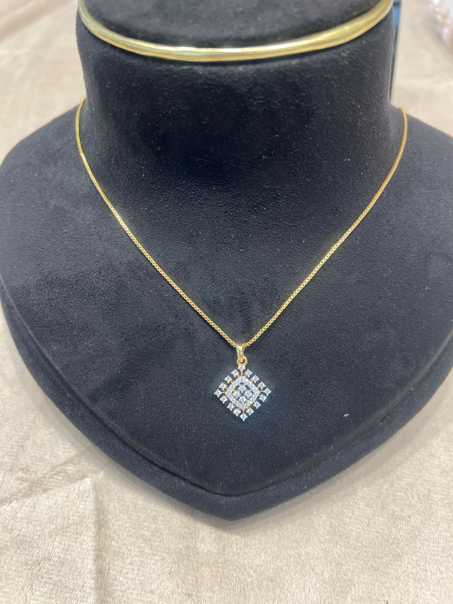 Premium diamond finish pendant with chain product code D348