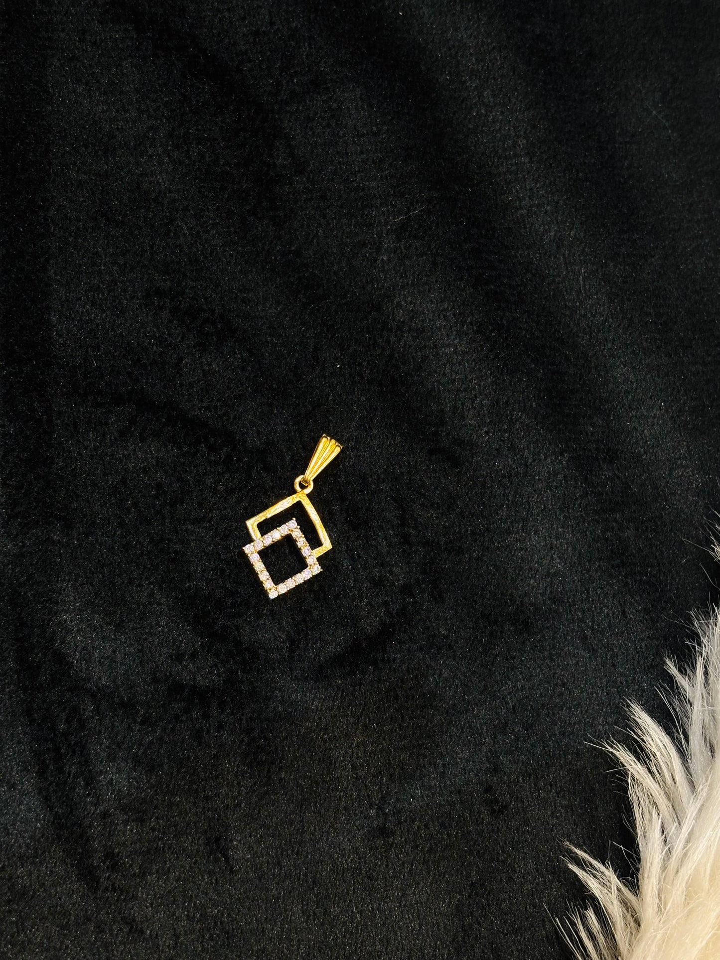 Premium daily wear anti tarnish gold plated ad stone pendant with chain set product code N390