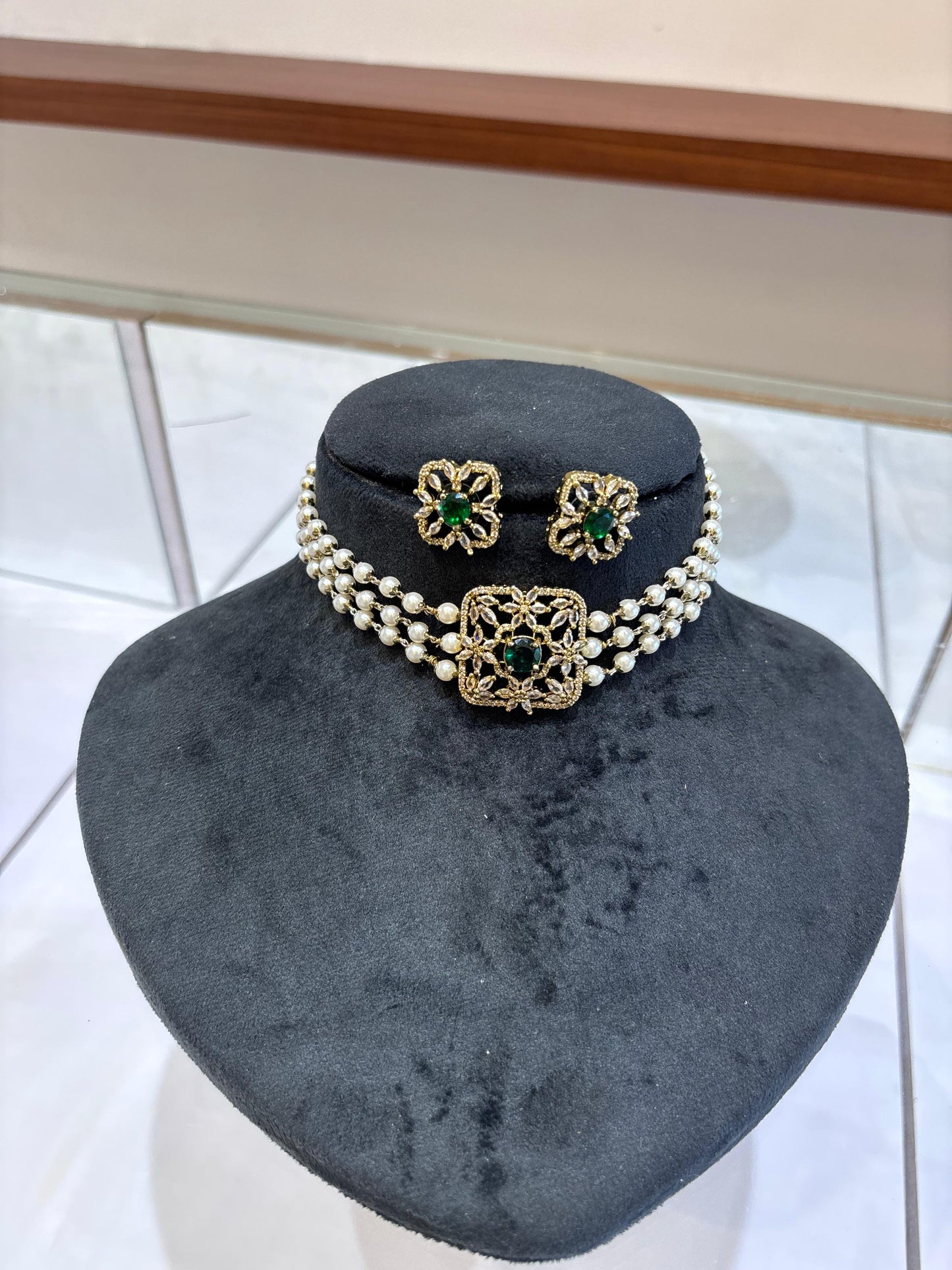 Premium quality ad Victorian 3layer pearl choker set product code N226