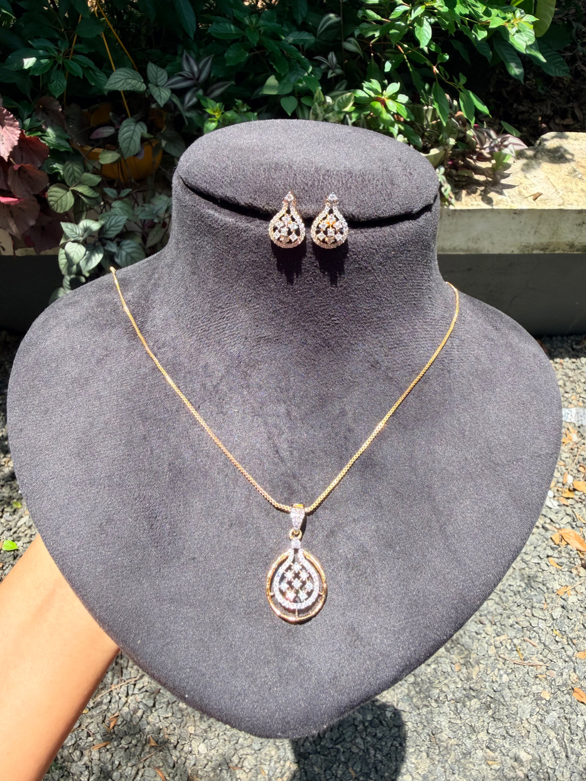 Premium diamond finish pendant set with chain product code D410
