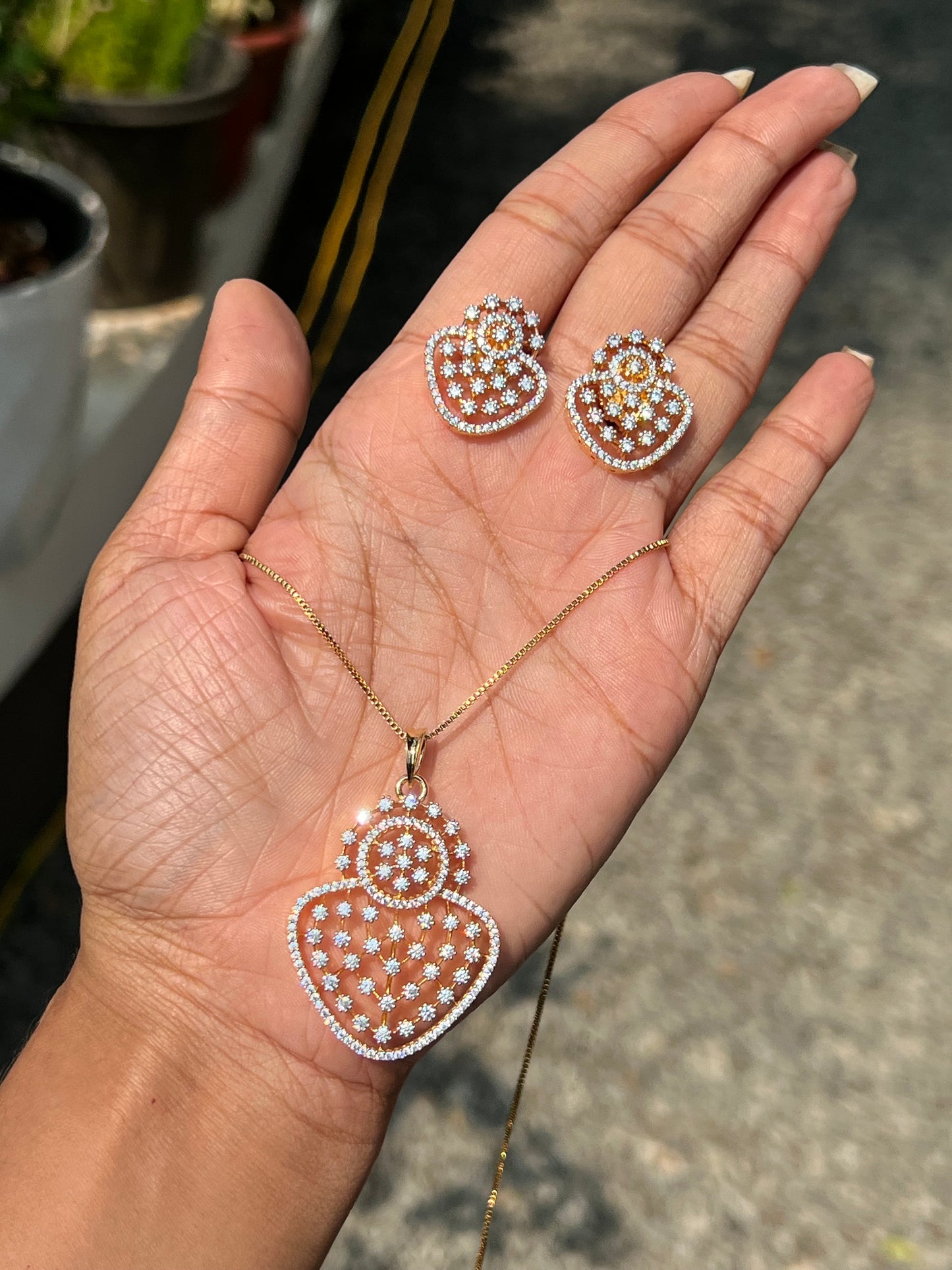 Premium diamond finish pendant set with chain product code D64