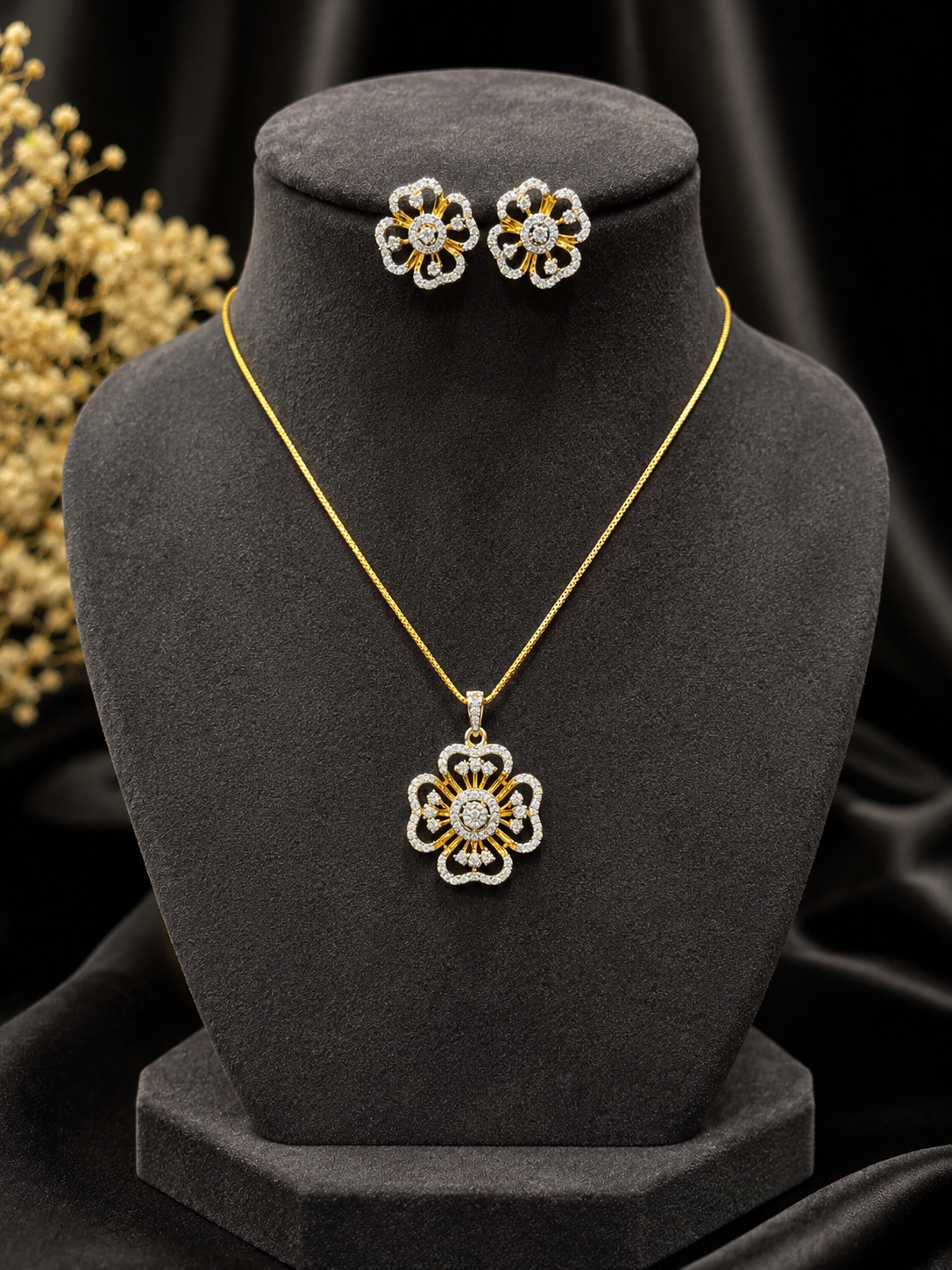 Premium diamond finish pendant with chain product code D396