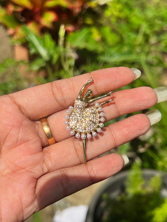 Premium 18k gold plated ad dancing lady saree pin product code S02