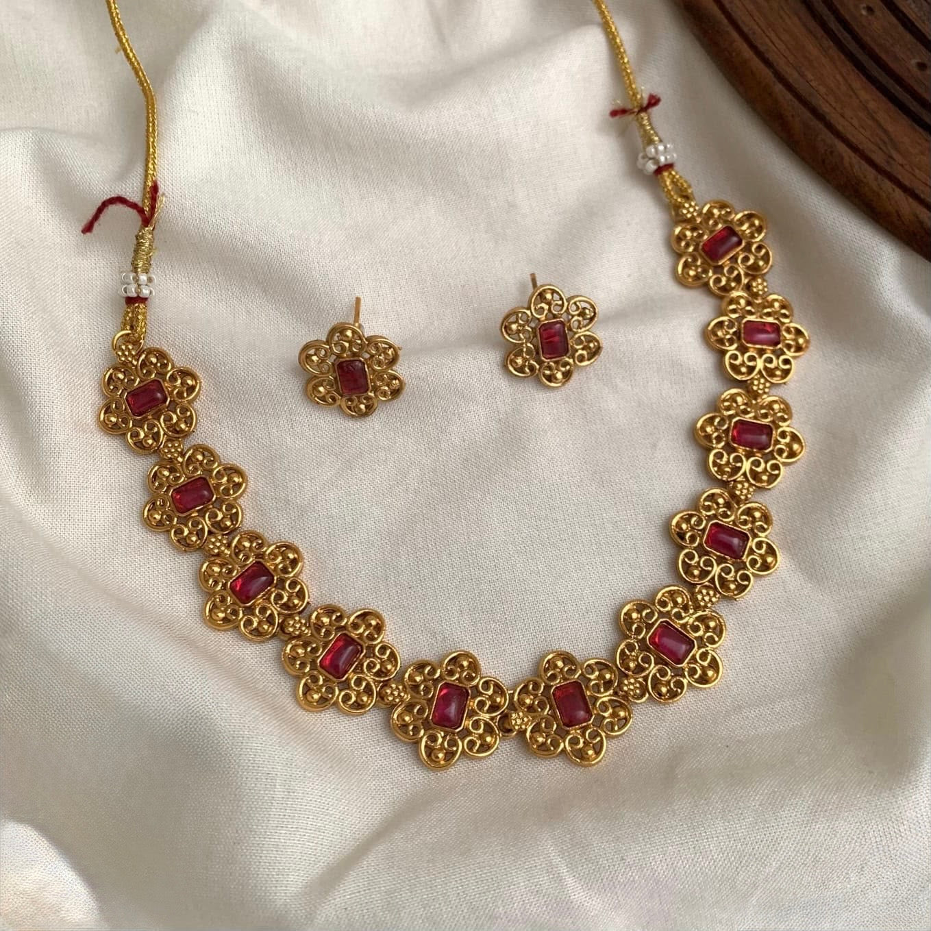 Premium budget friendly trending antique gold floral necklace set product code T135