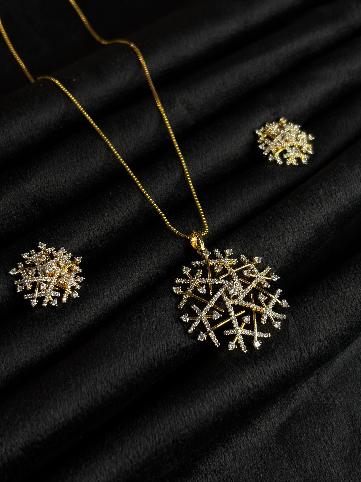 Premium diamond finish pendant set with 8pidichain product code D362