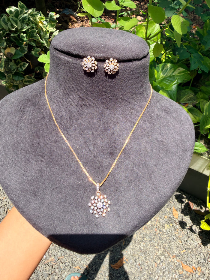 Premium diamond finish pendant set with chain product code D422