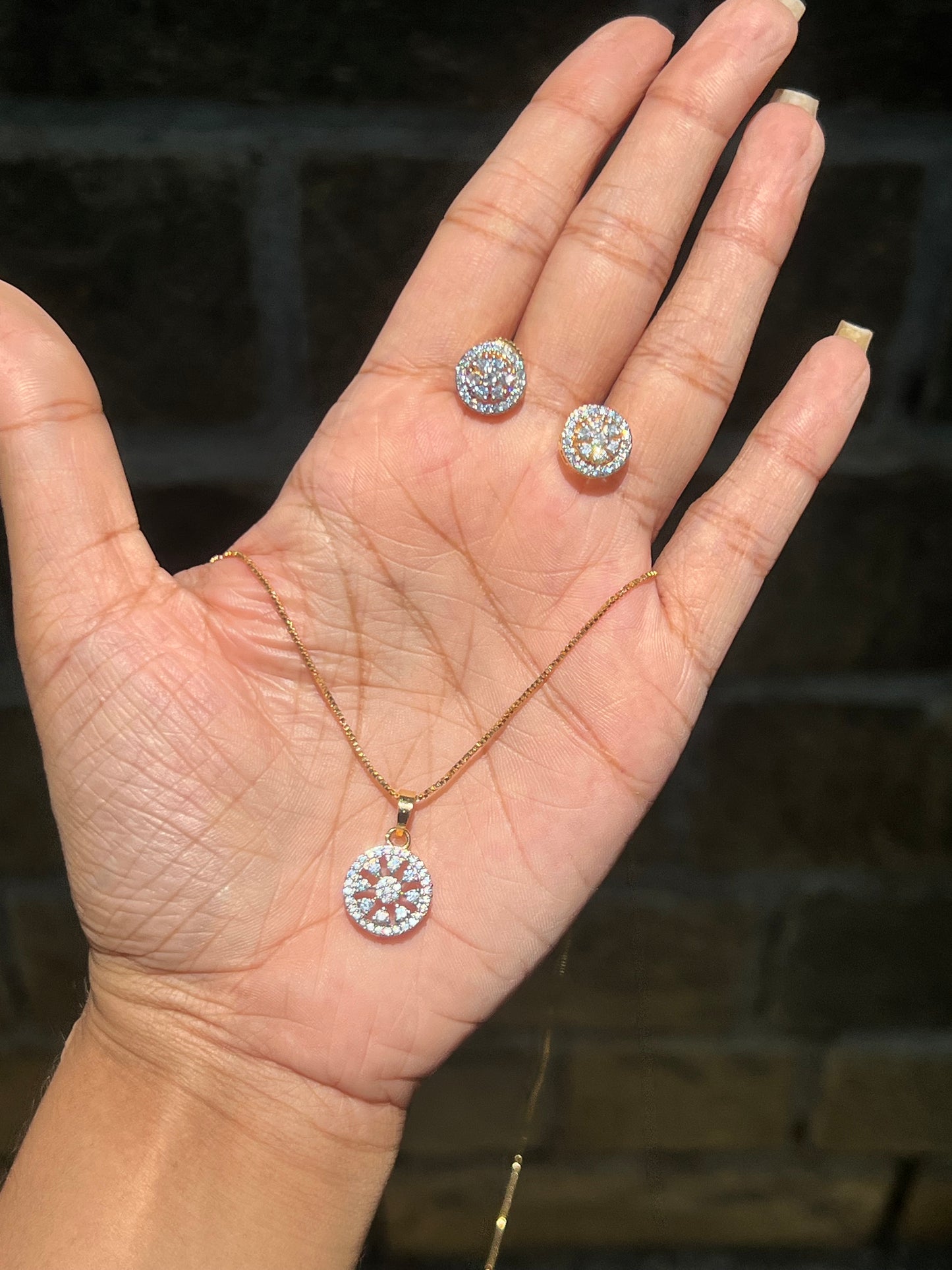 Premium diamond finish floral round pendant set with chain product code D198