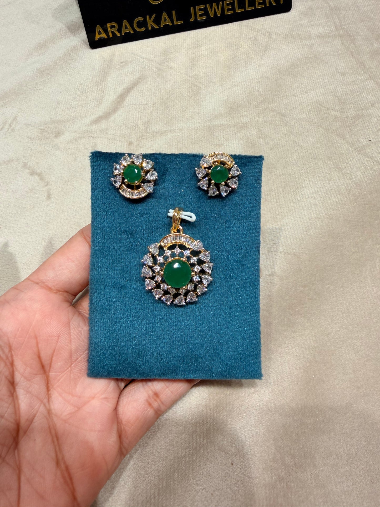 Premium diamond finish pendant set product code D402