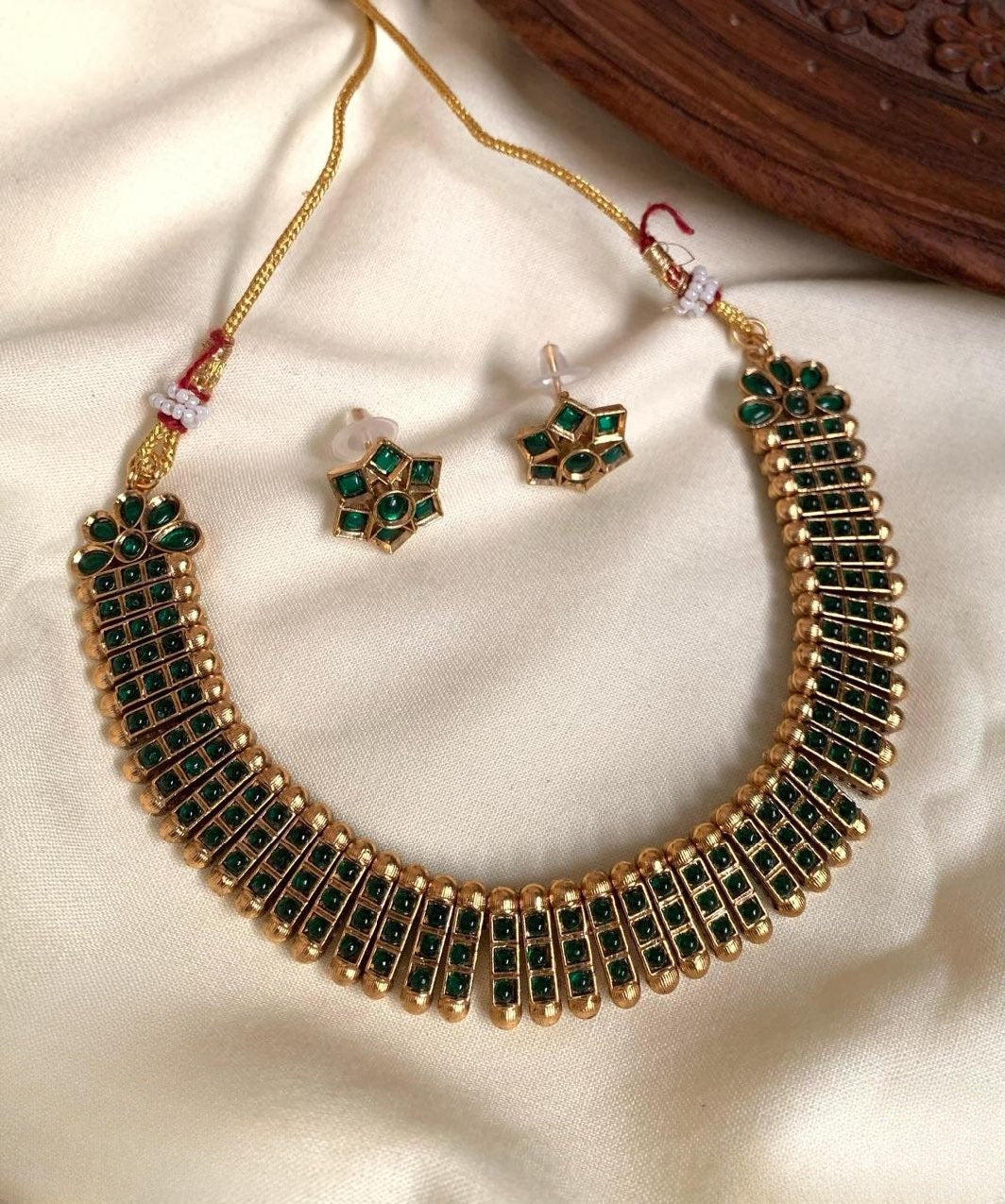 Emerald green necklace with stud product code 1223